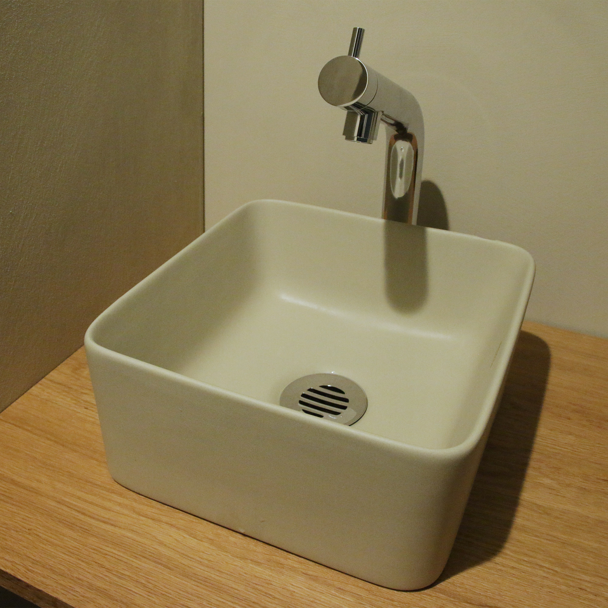 陶器の手洗い器 角240 サンドベージュ KB-PR012-02-G141 「台付けスパウトレバー単水栓 ベントネック」と「目皿カバー」の組み合わせ