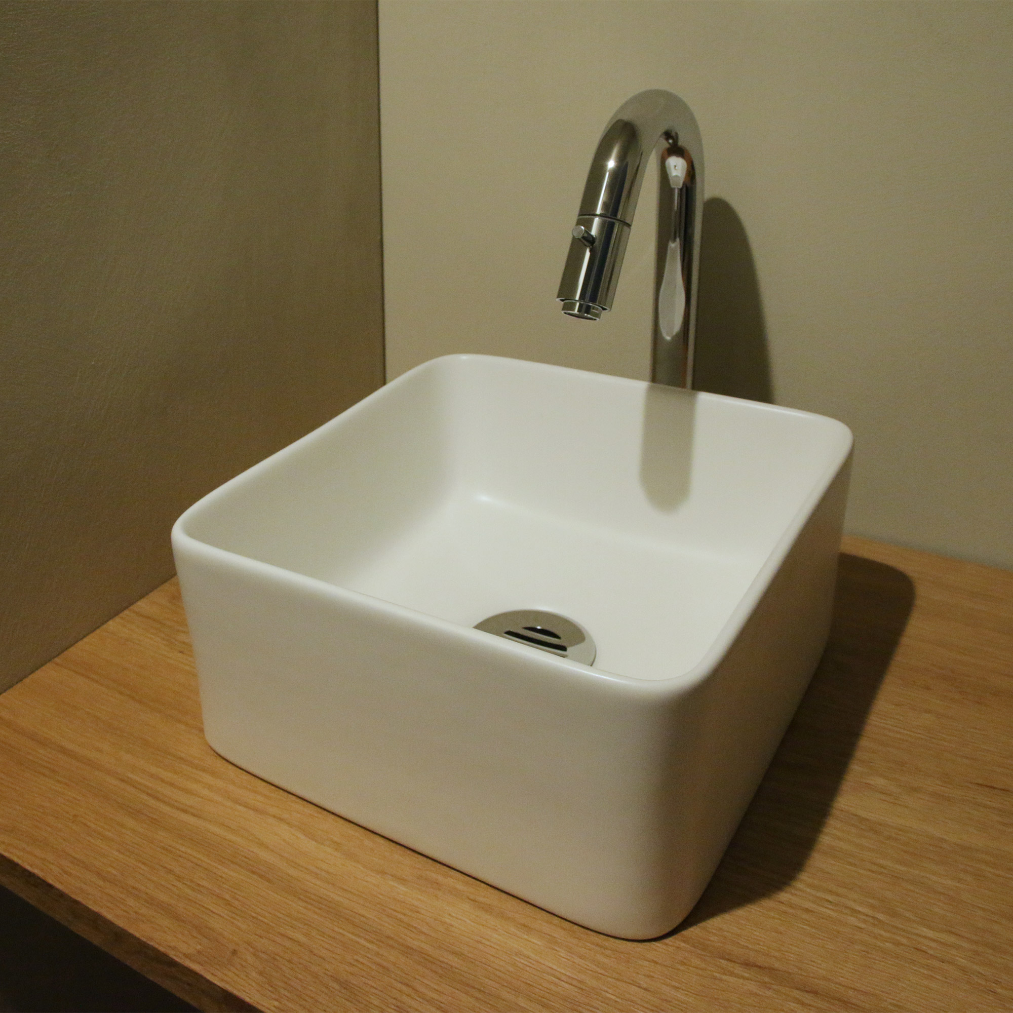 陶器の手洗い器 角240 ホワイト KB-PR012-01-G141 「台付けスパウトレバー単水栓 グースネック」と「目皿カバー」の組み合わせ