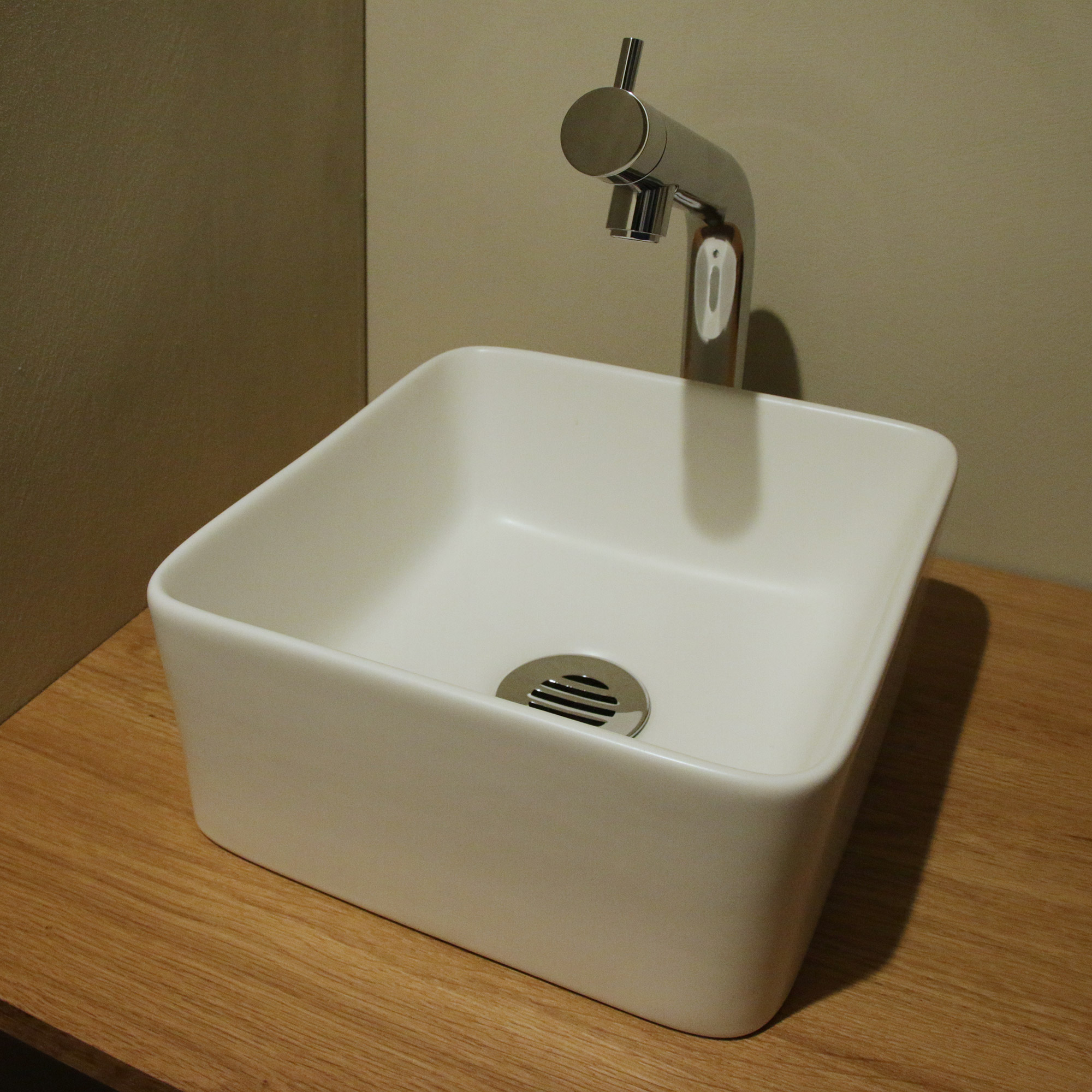 陶器の手洗い器 角240 ホワイト KB-PR012-01-G141 「台付けスパウトレバー単水栓 ベントネック」と「目皿カバー」の組み合わせ