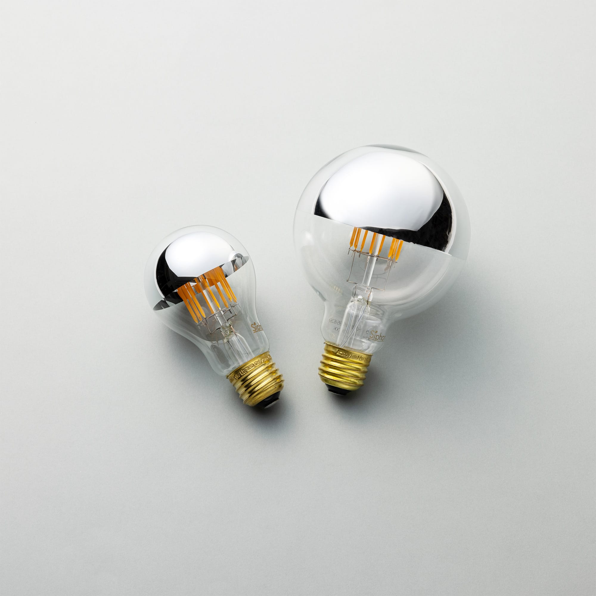 ミラーLED電球 φ95(E26)55W相当 シルバー 2700K電球色 LT-BB007-06-G141 左：φ60　右：φ95