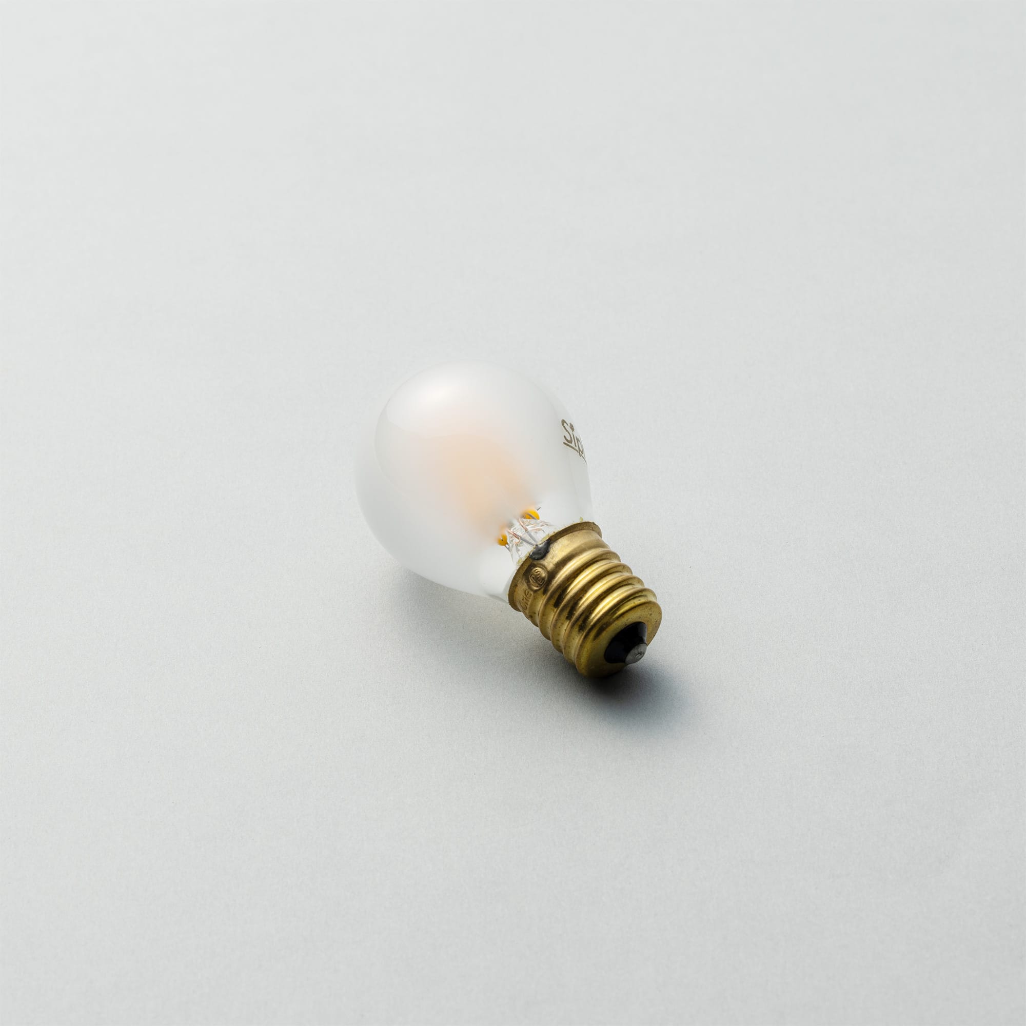 フロストLED電球 φ35(E17)35W相当 アイス 2700K電球色 LT-BB008-06-G141 内部の発光部分が卵の黄身のように透けて見えるのが特徴です