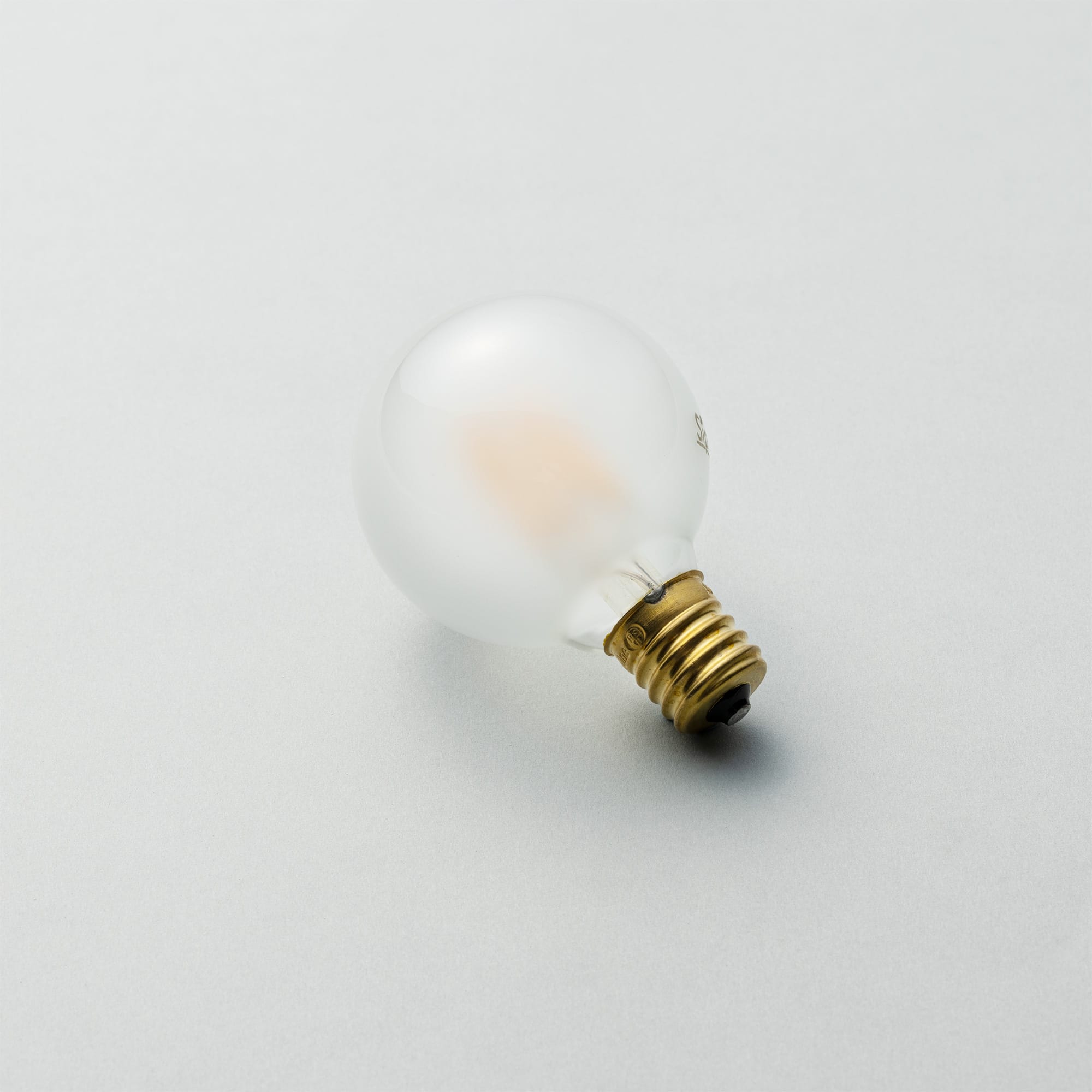 フロストLED電球 φ50(E17)35W相当 アイス 2700K電球色 LT-BB008-08-G141 内部の発光部分が卵の黄身のように透けて見えるのが特徴です