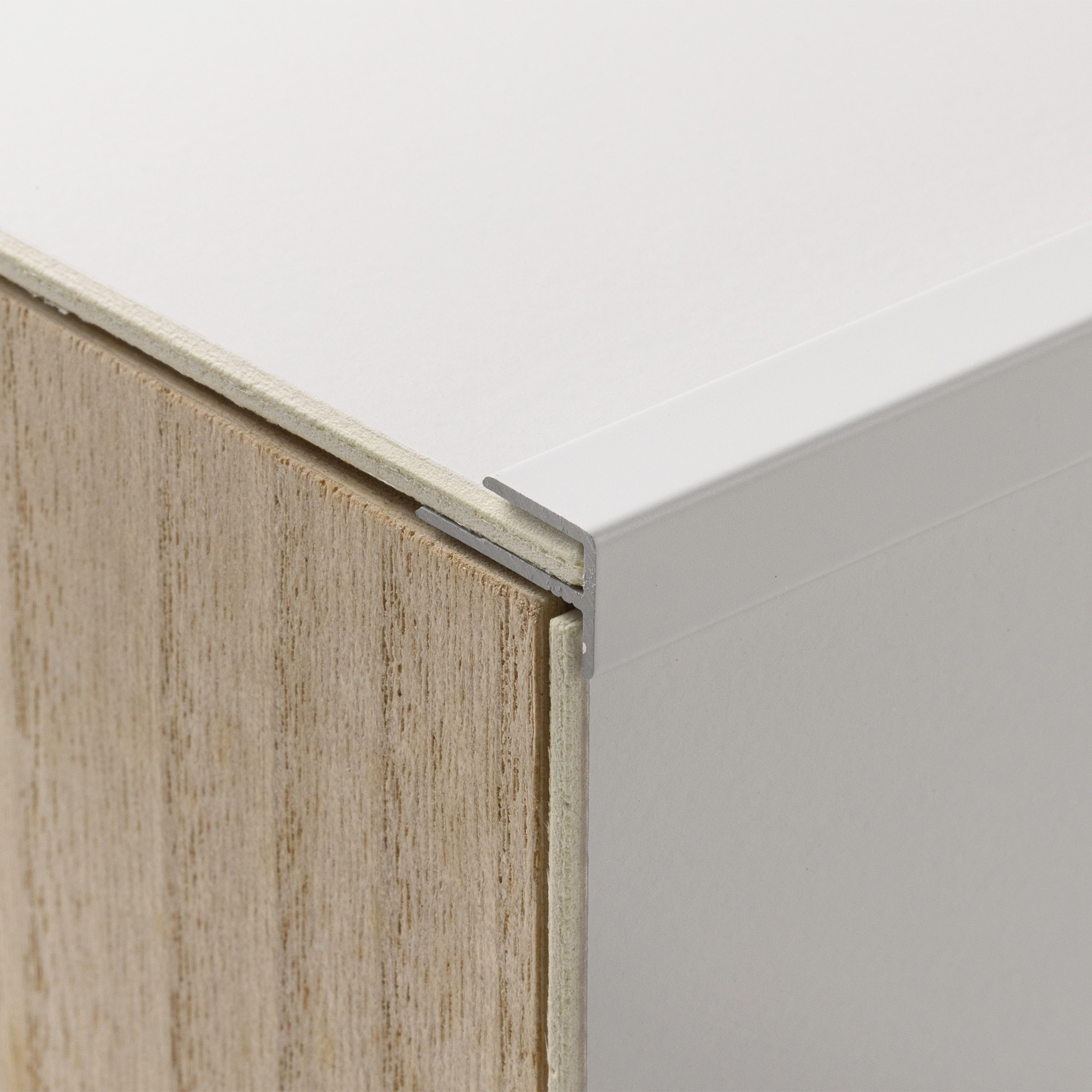 塗装のキッチンパネル 出隅材 チタンシルバー KB-OT001-11-G248 断面参考（マットホワイト）