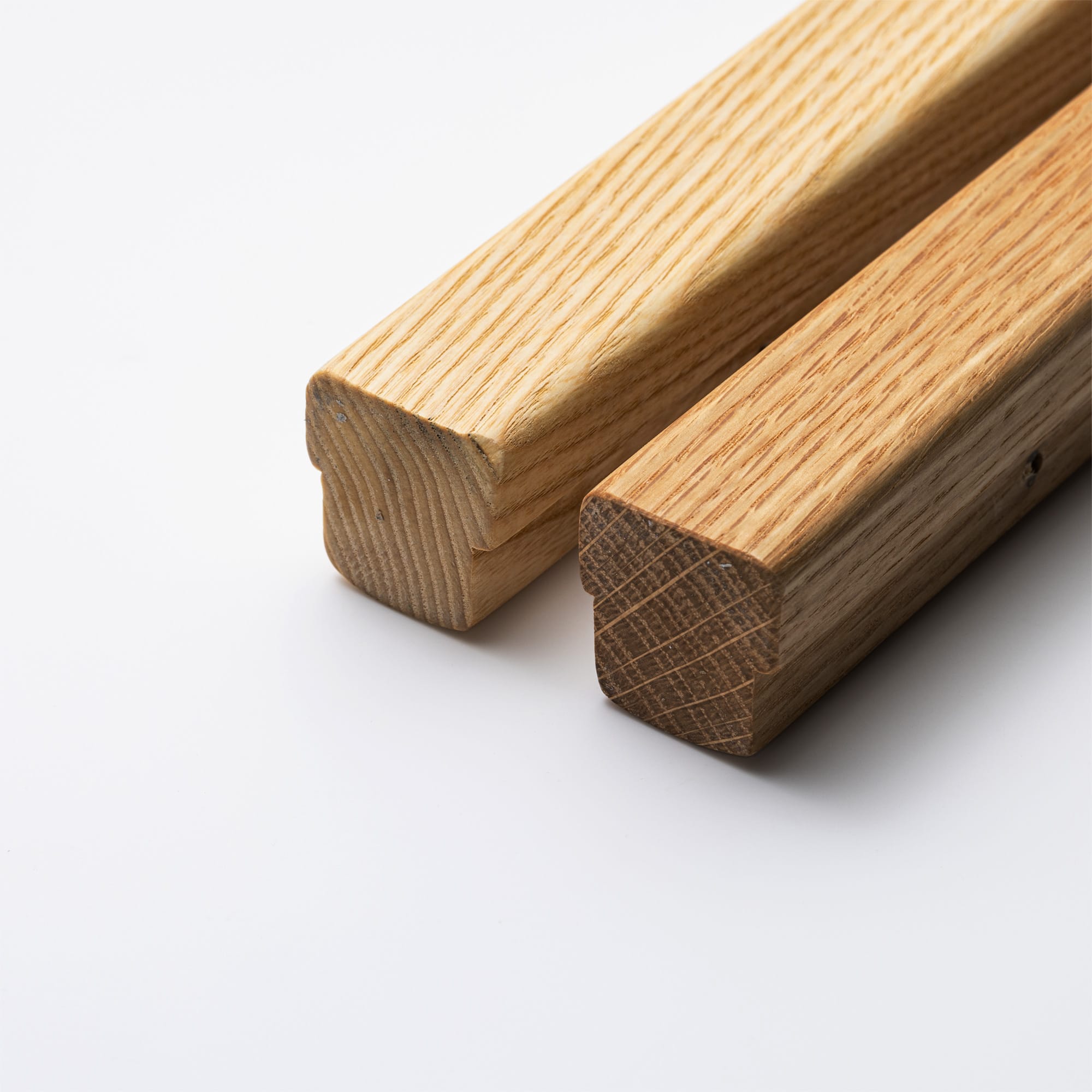 木と鉄の手摺 縦型 オーク L600 ET-SH004-10-G250 左：ホワイトアッシュ材　右：オーク材