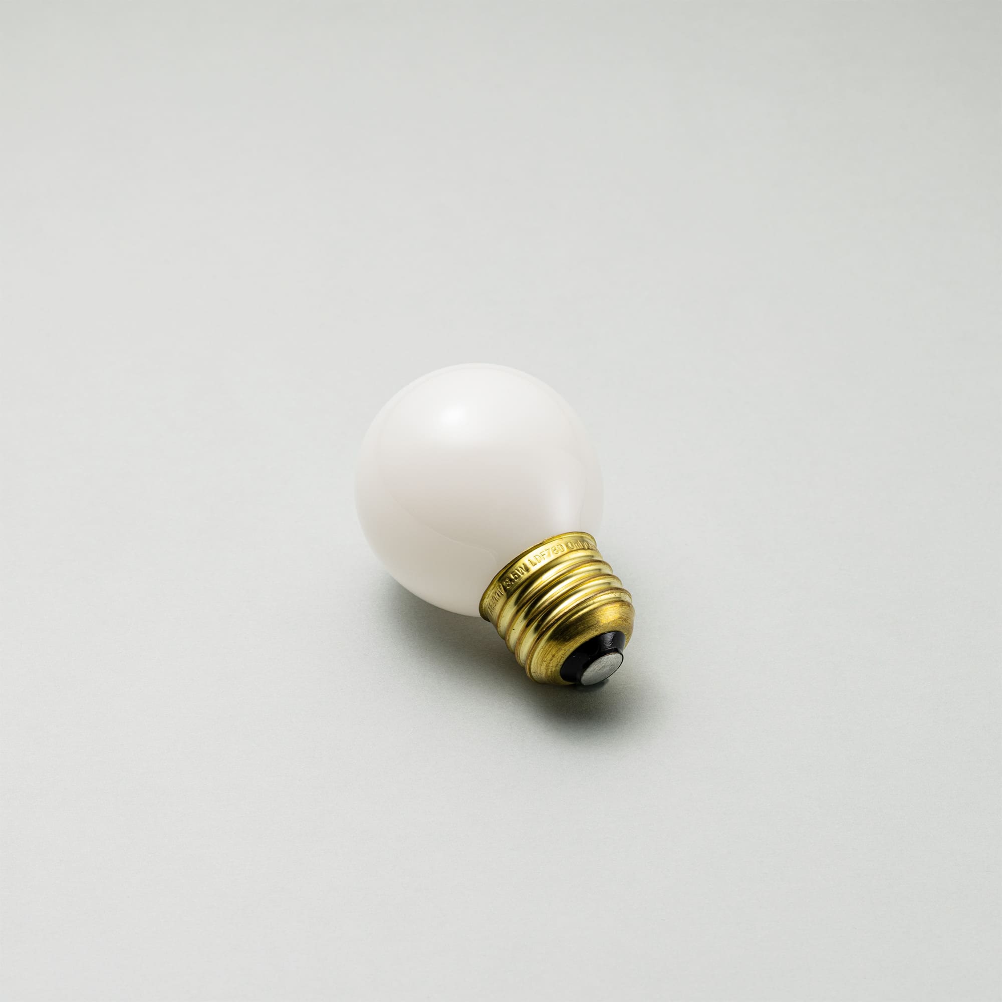 フロストLED電球 φ50(E26)40W相当 スノー 2700K電球色 LT-BB008-09-G141 白熱電球にそっくりの見た目ですが、LED電球なのです