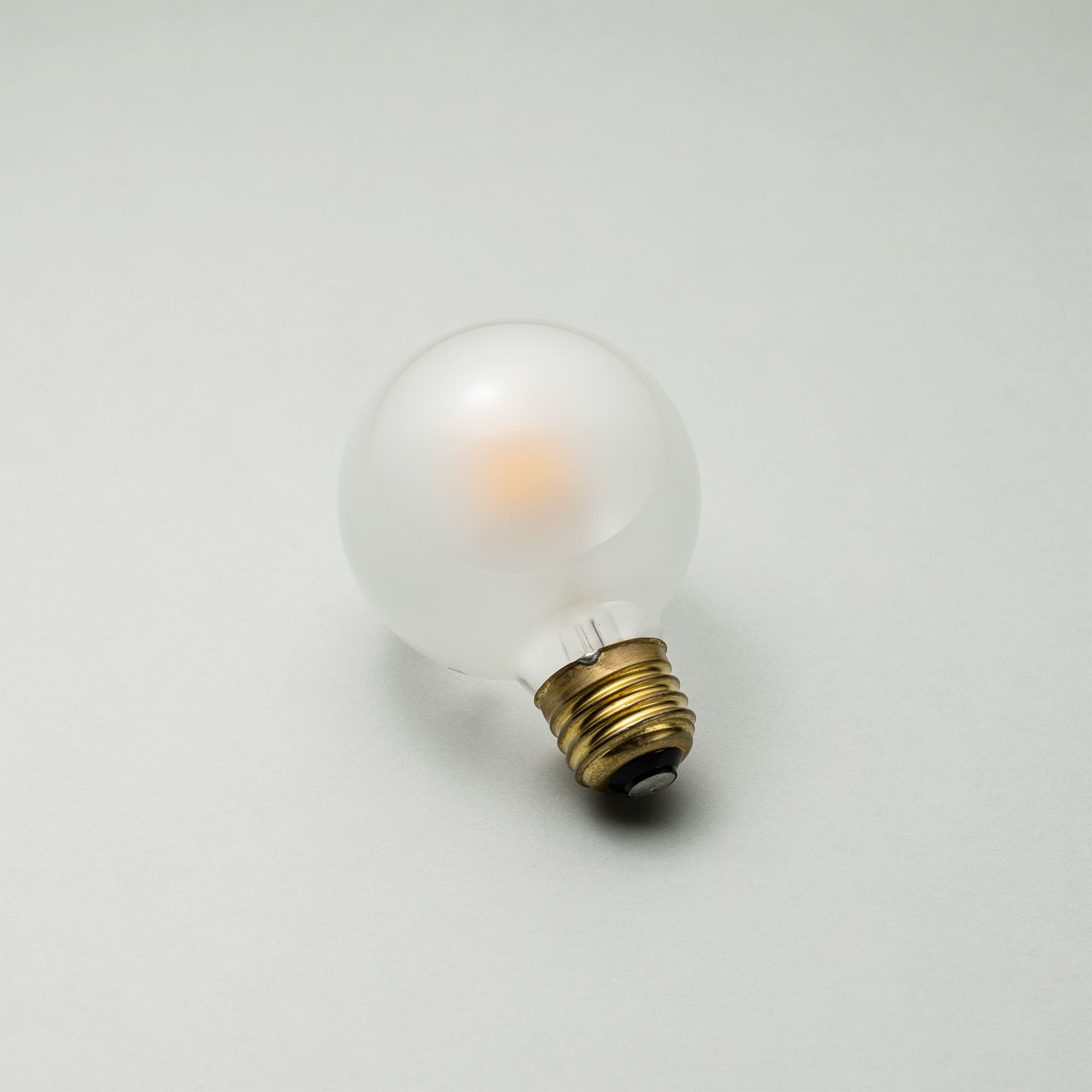 フロストLED電球 φ70(E26)55W相当 アイス 2700K電球色 LT-BB008-10-G141 アイスは中の黄色い光源がほんのり透けて見えます