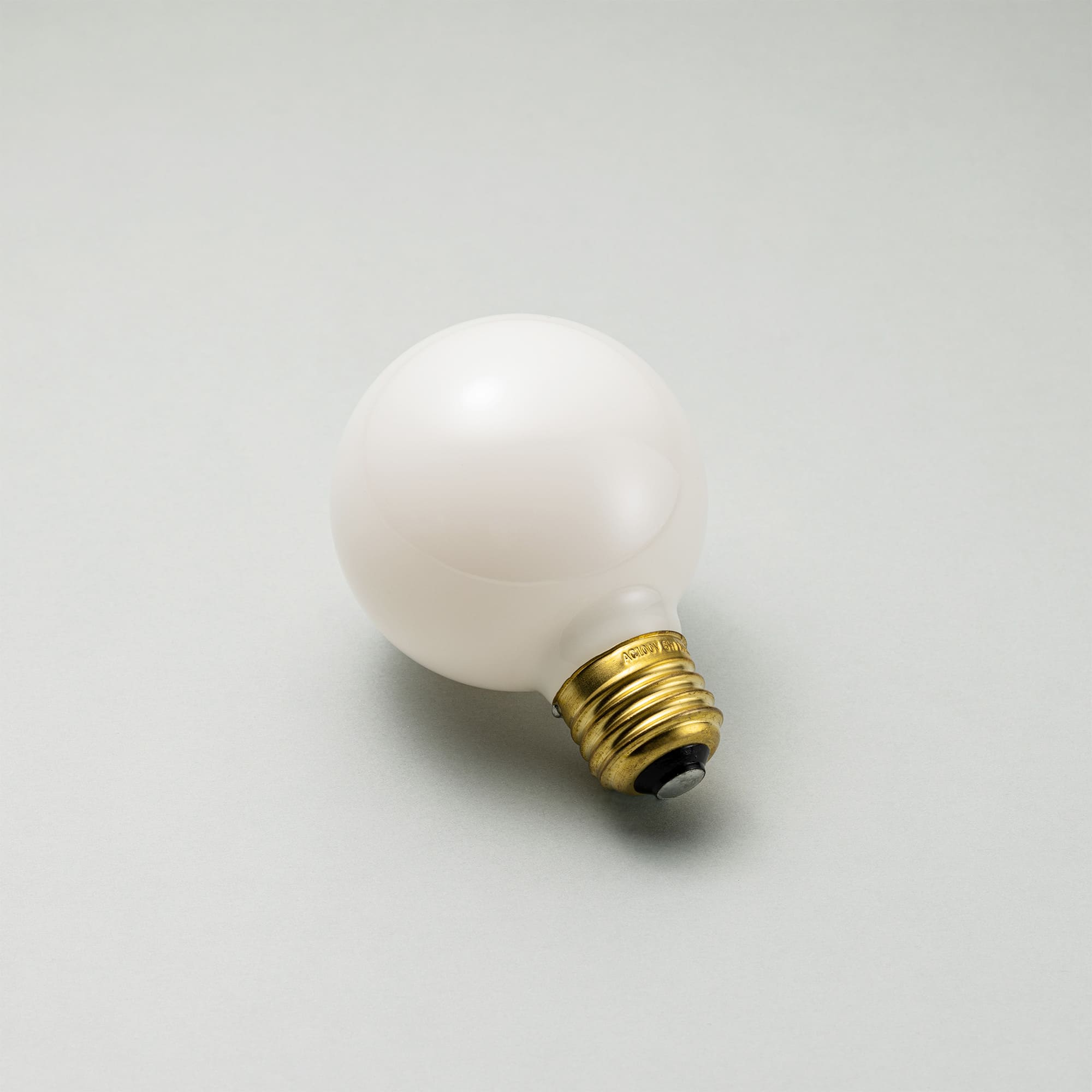 フロストLED電球 φ70(E26)50W相当 スノー 2700K電球色 LT-BB008-11-G141 白熱電球にそっくりの見た目ですが、LED電球なのです