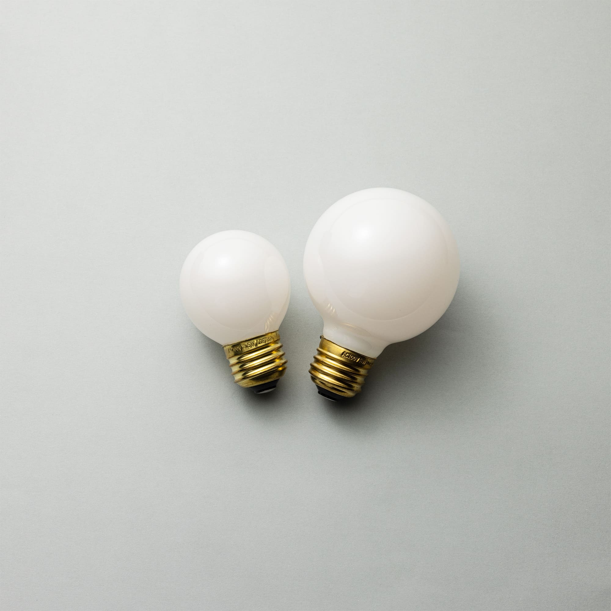フロストLED電球 φ50(E26)40W相当 スノー 2700K電球色 LT-BB008-09-G141 左：φ50　右：φ70