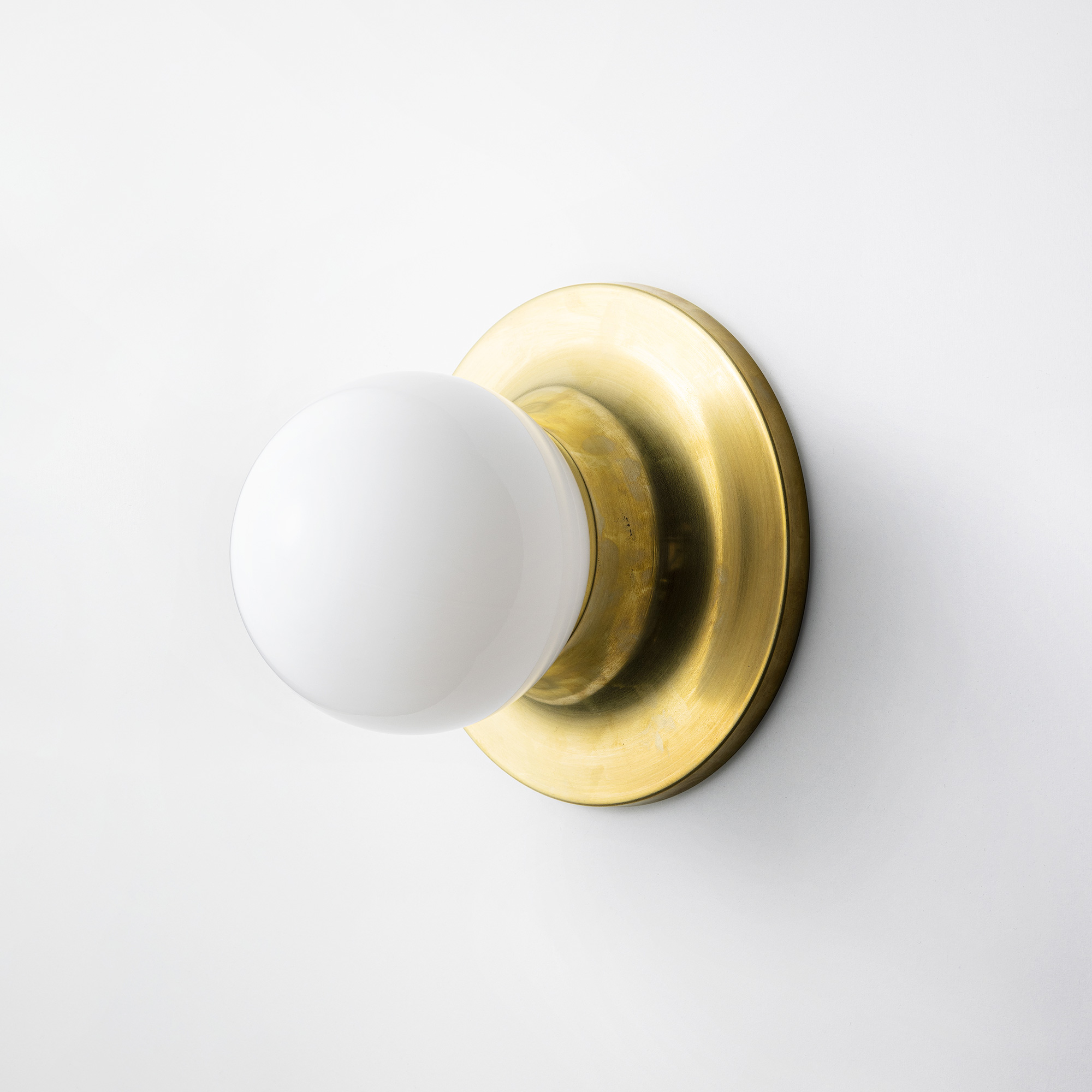 メタルラウンジライト 真鍮 乳白ボール（直付） LT-BR018-06-G141 直付タイプは壁面にも取付ができます
