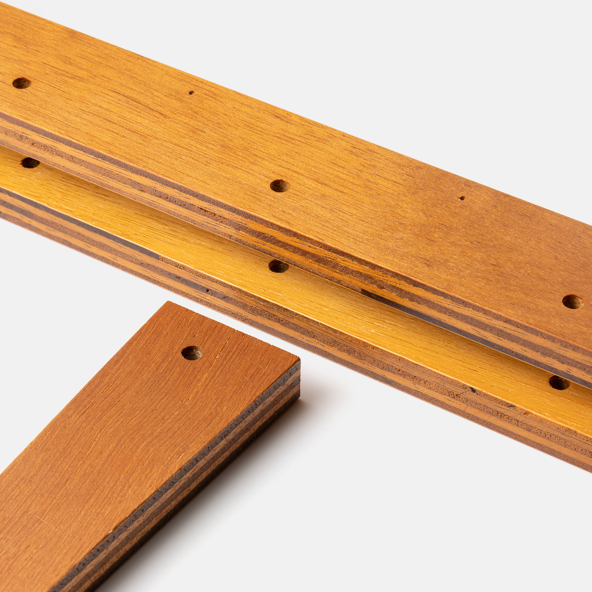 木製シェルビング ブラケット 棚板用 PS-BK009-02-G289 それぞれの穴に真鍮ピンを貫通させて固定します