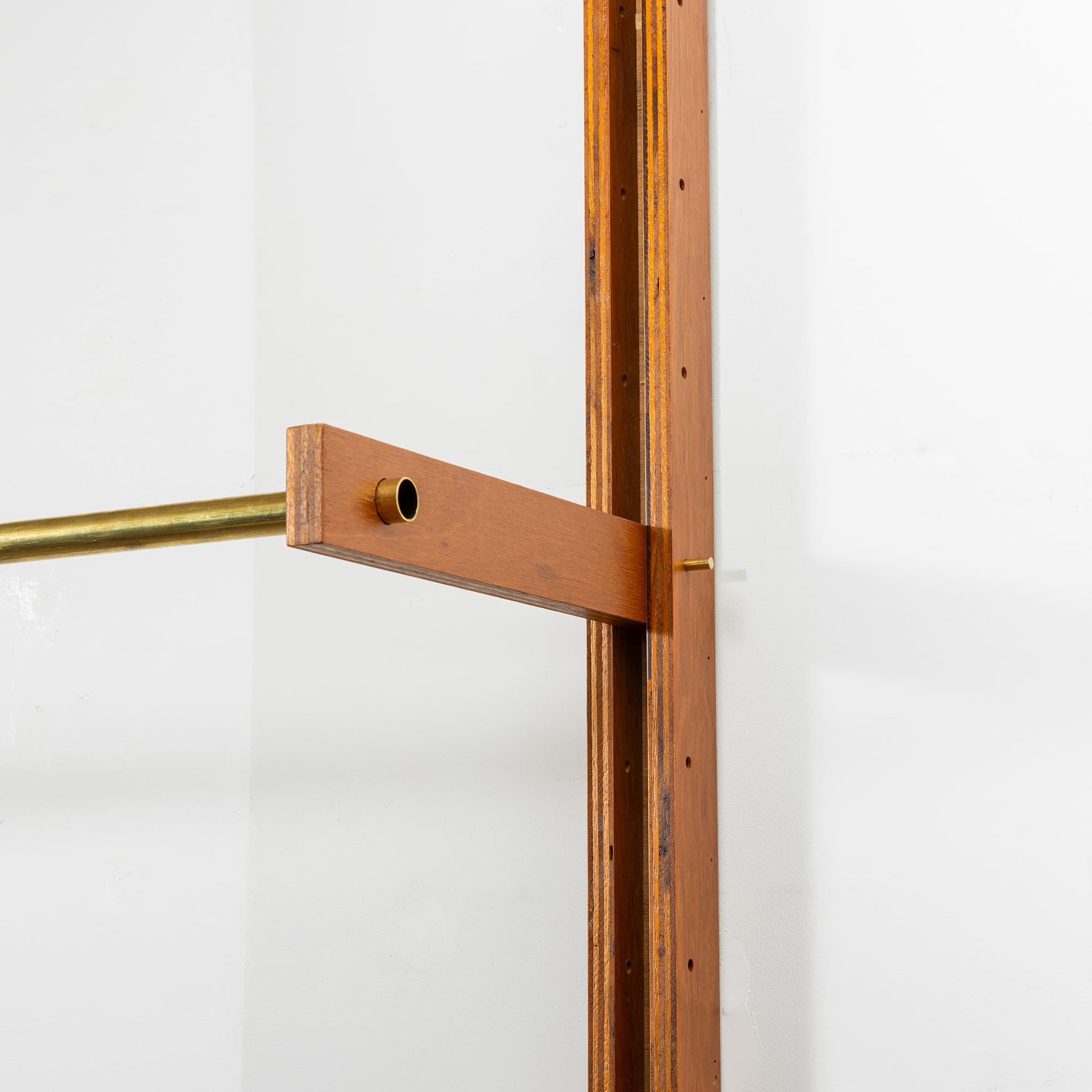 木製シェルビング 棚柱 L900 PS-BK009-01-G289 真鍮パイプを取り付けた状態で棚柱に固定してください