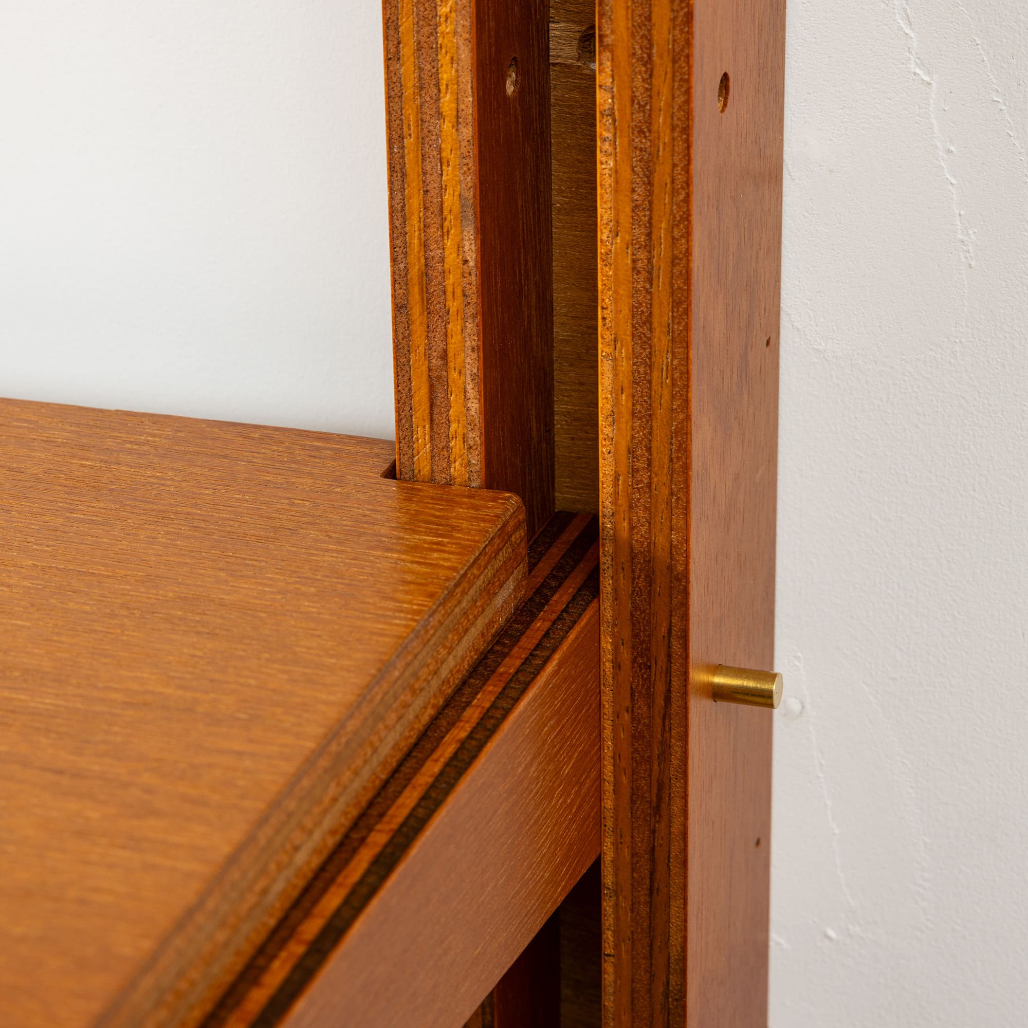 木製シェルビング 棚板 W900 PS-BK009-07-G289 棚板の奥側は、棚柱に引っ掛かるように欠き込みがあります