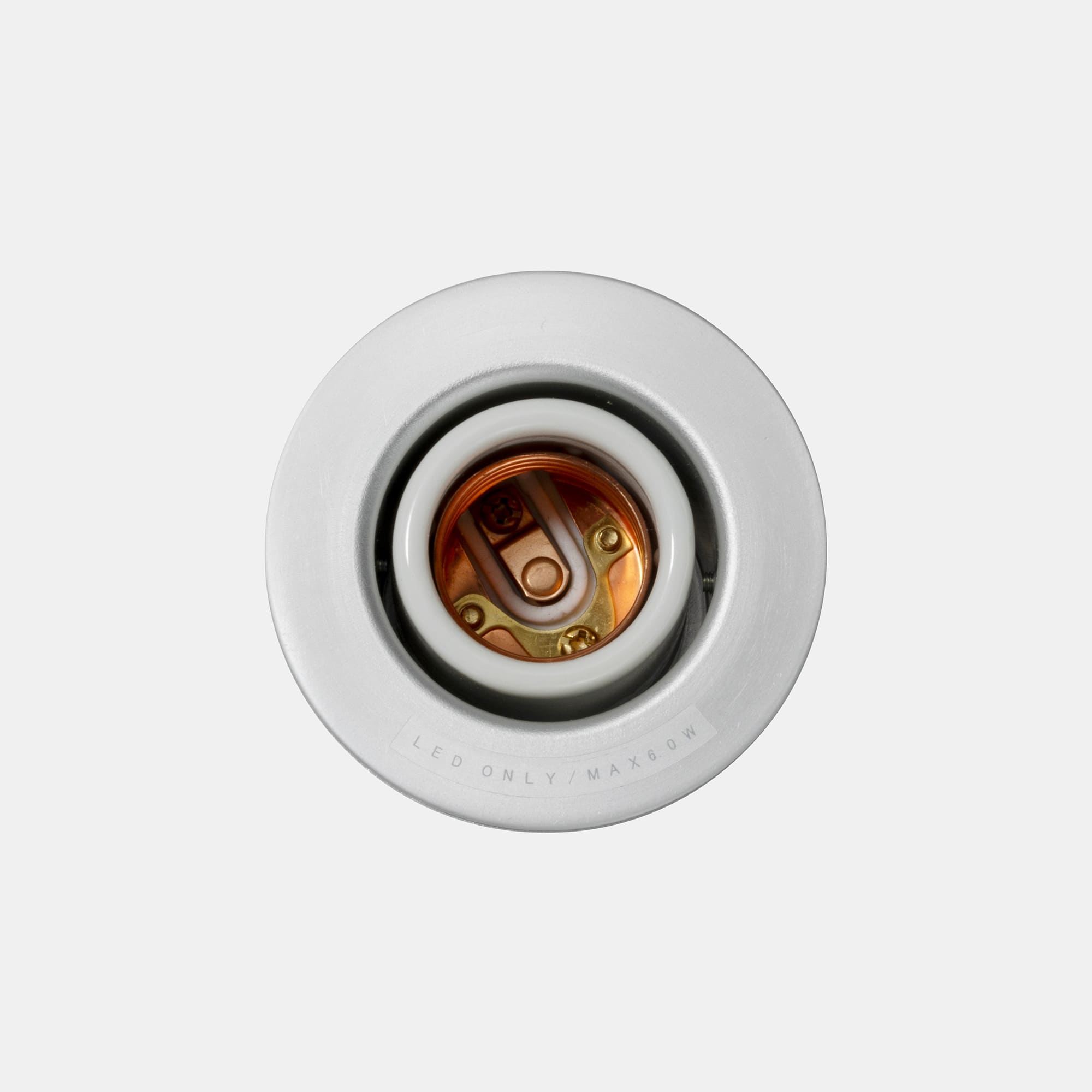 フラットレセップ E26 アルミ LT-BR019-06-G141 納品時についているシールは剥がせます。賃貸や施設など不特定多数が使う場合に、剥がさず使用できるよう目立たせない配慮をしました。