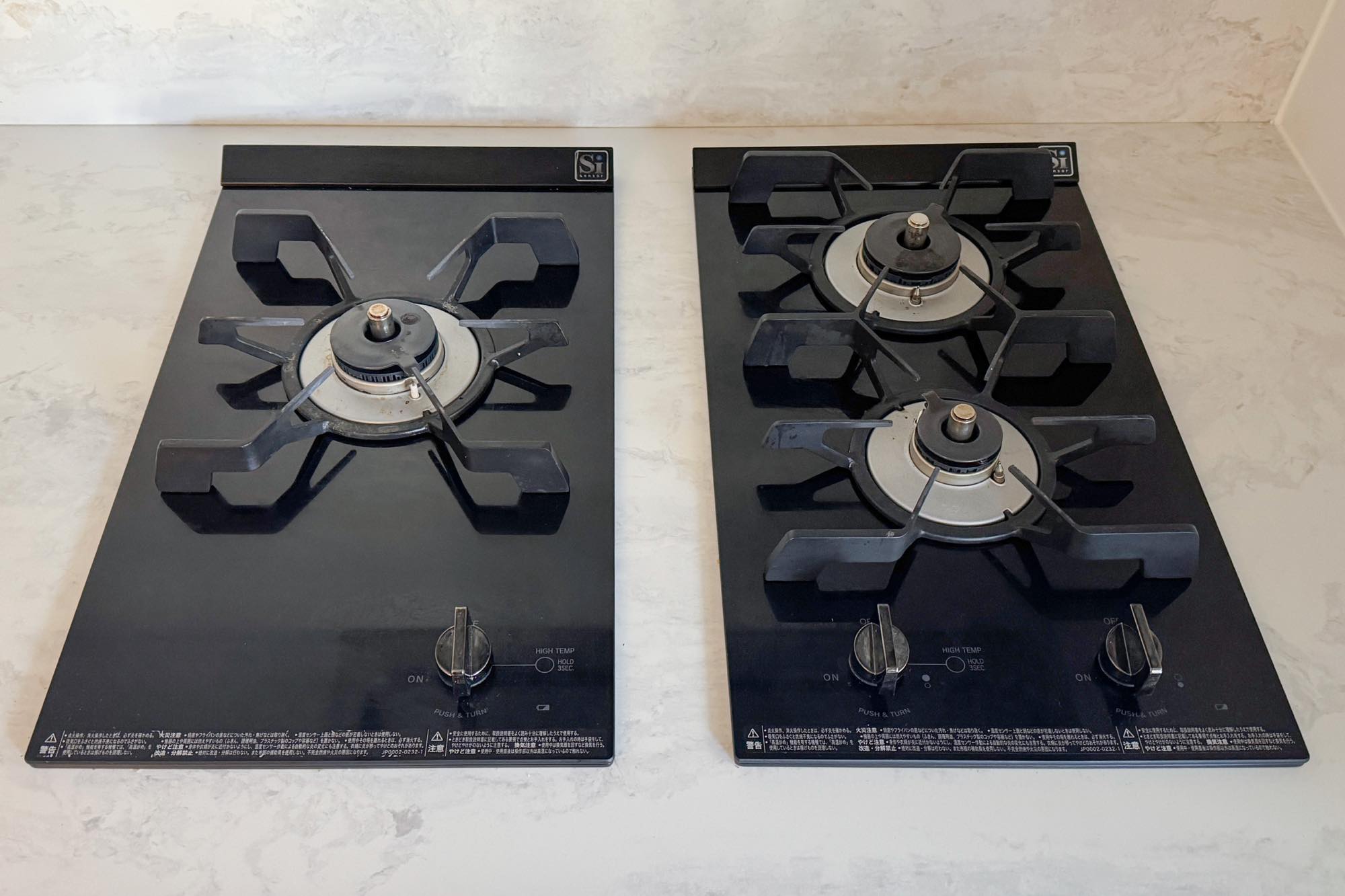 組み合わせコンロ マイチョイス 2口 ガス グリルレス KB-KC030-02-G234 天板開口間隔A：83mm　コンロ間隔B：60mmで設置した事例