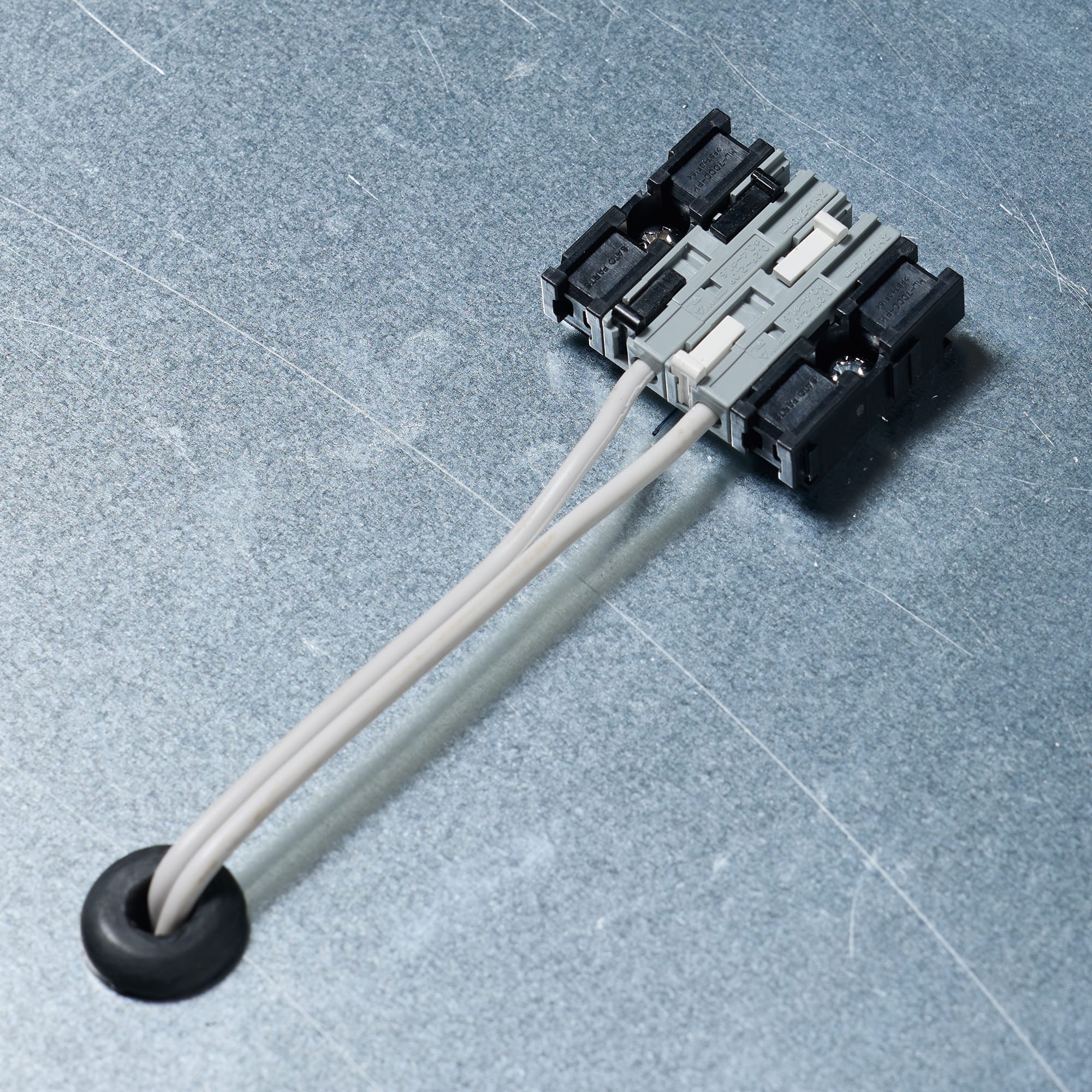 フラットサイドフード 右付け 直排気 W900 ブラック KB-KC036-10-G173 電源用の端子台（写真はステンレスバイブレーション）