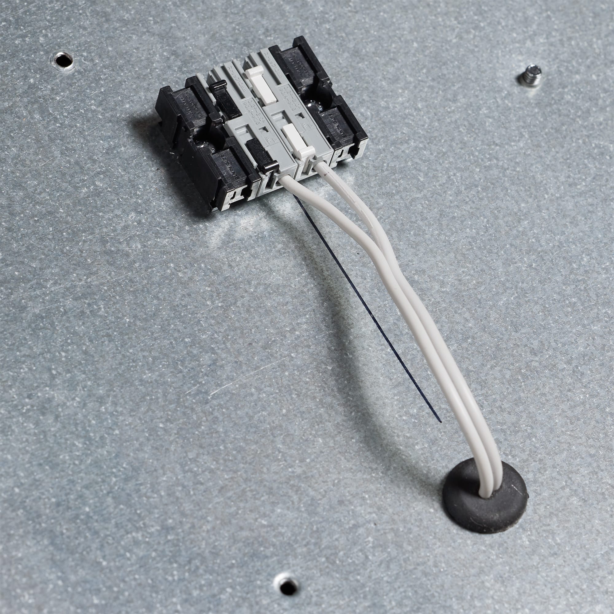 フラットサイドフード 左付け 上方排気 W900 ステンレスバイブレーション KB-KC036-05-G173 電源用の端子台（写真はステンレスバイブレーション）