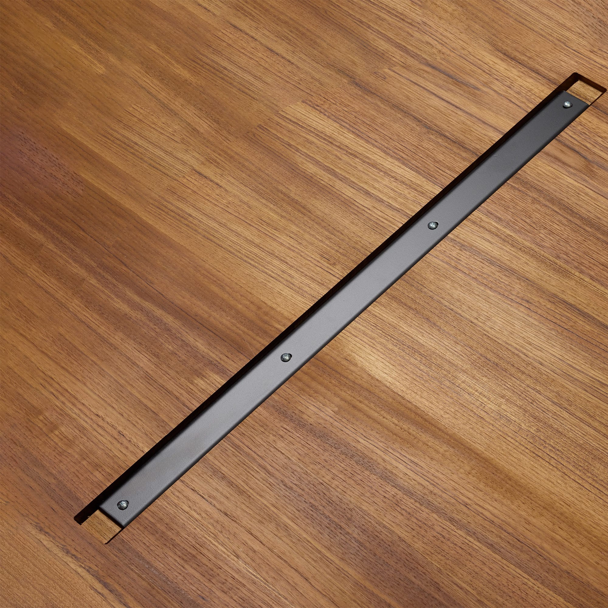 フリーカット無垢材 角天板 ナラ（節・白太有） PS-TT009-A06-G165 オプション見本：反り止め加工。ザグリ（彫り込み加工）は木の収縮を考え、端が＋10mm程度大きく彫り込みされています