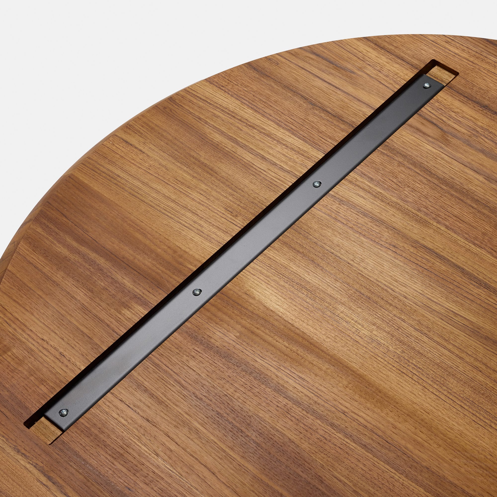 フリーカット無垢材 丸天板 チーク PS-TT009-B01-G165 オプション見本：反り止め加工。ザグリ（彫り込み加工）は木の収縮を考え、端が＋10mm程度大きく彫り込みされています