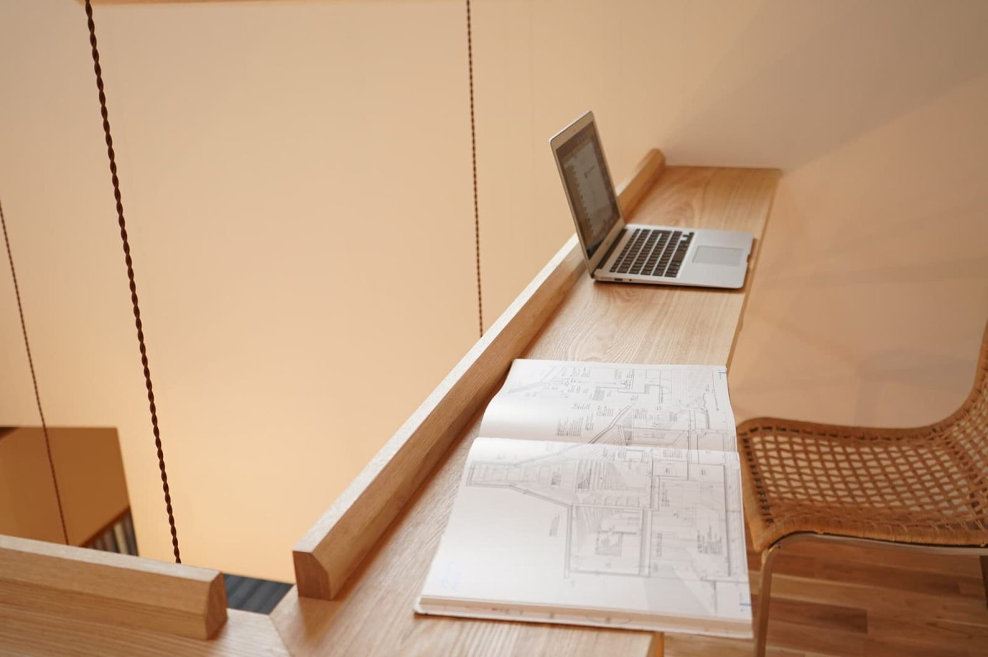 フリーカット無垢材 カスタム タモ PS-TT009-05-G165 タモは他の樹種より、経年変化が比較的緩やか（写真提供：二級建築士事務所 kaiensya）