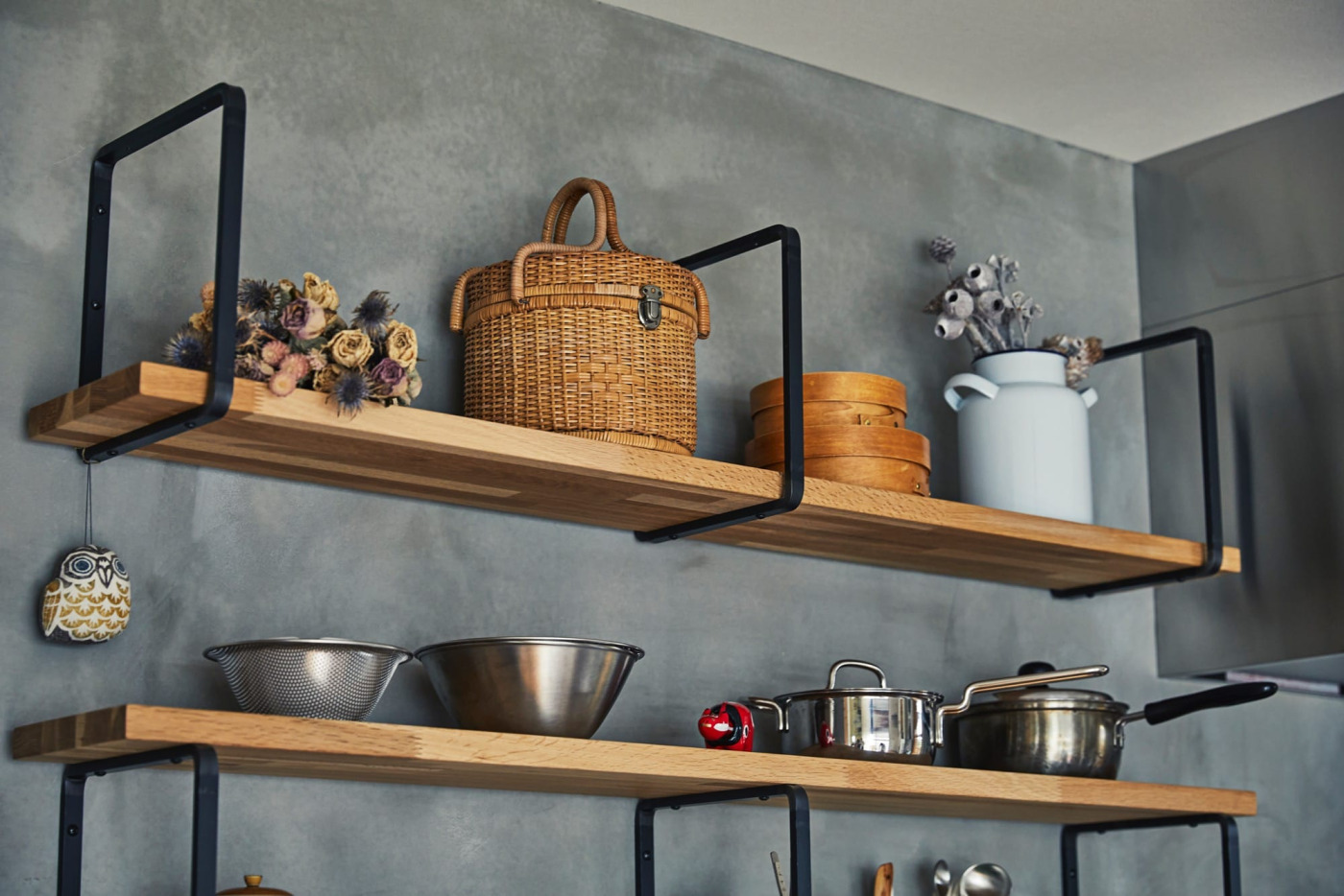 フリーカット集成材 棚板 ナラ PS-TT003-C02-G049 棚板 ナラ／面取り10mmR・T30・ウレタン塗装（写真提供：株式会社MINORI）