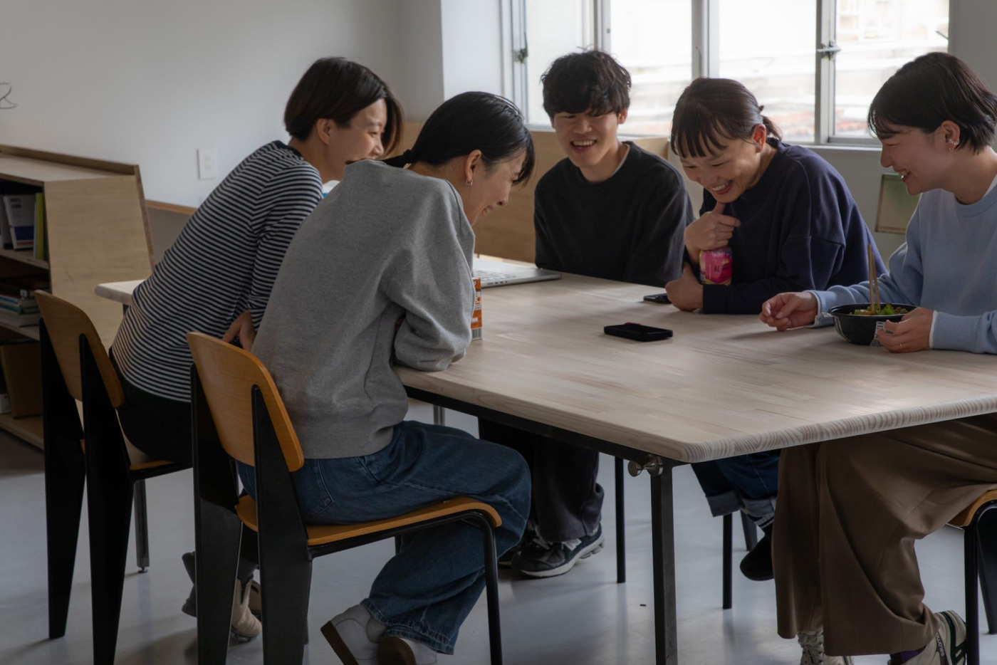 フリーカット集成材 角天板 ラジアタパイン PS-TT003-A04-G049 角天板 ラジアタパインW2400・D1000mm／角丸30mmR・面取り15mmR・T30・オスモカラー絹色で塗装