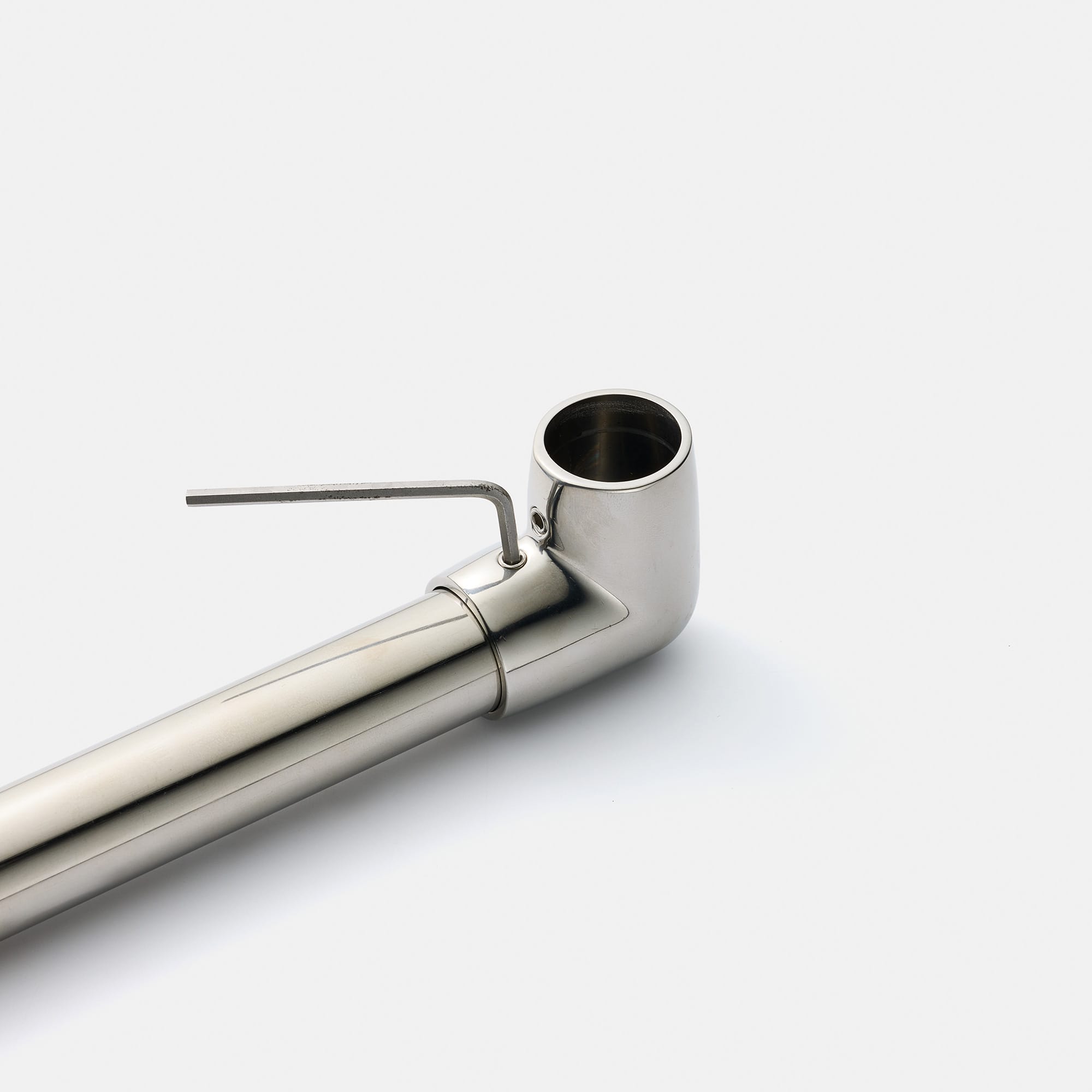 メタルハンガーライン E型コーナー-壁付けタイプ PS-HB013-08-G239 六角ボルトをL型六角レンチで締めてパイプを固定します