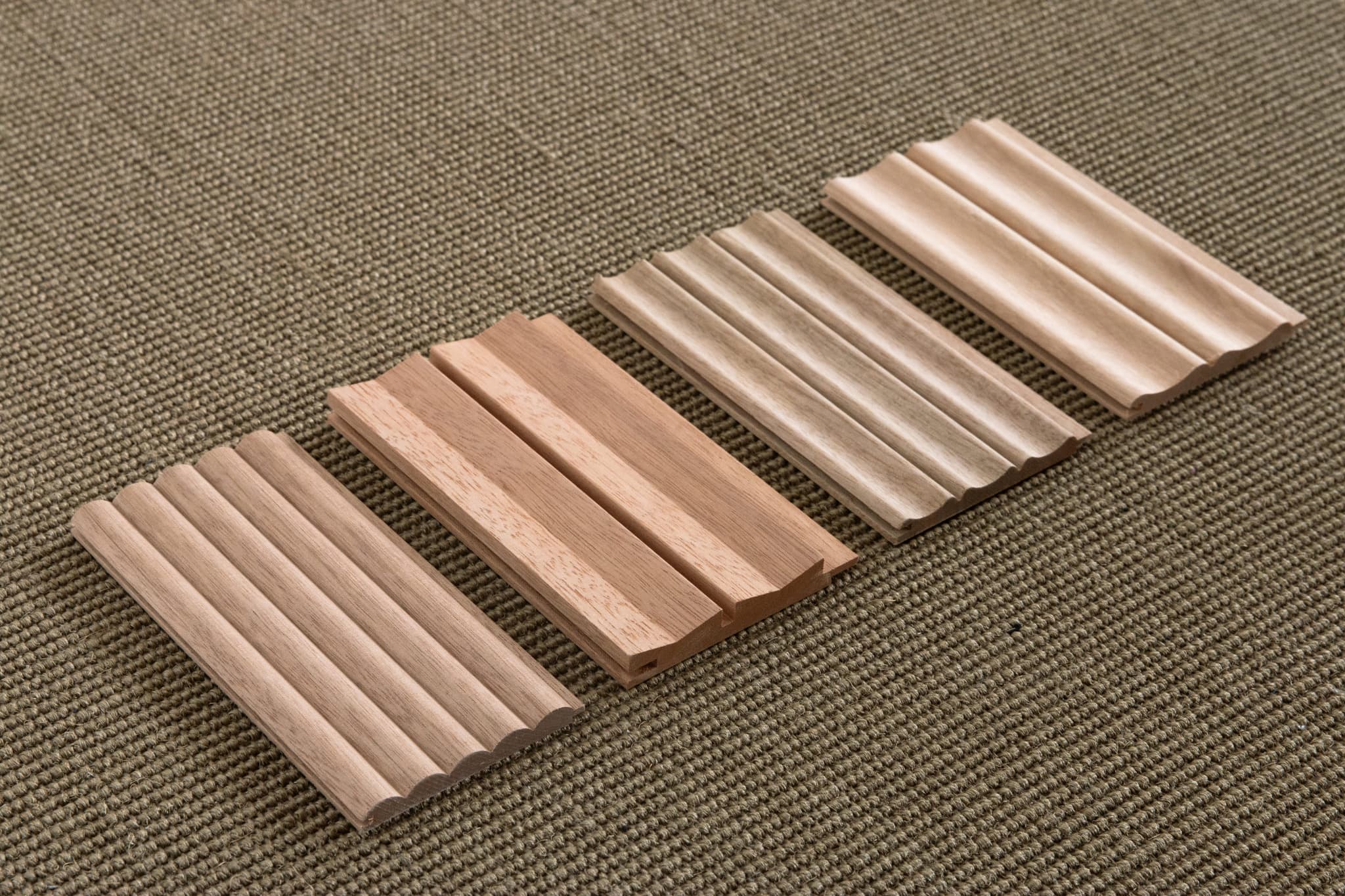 クラシックリブパネル チューブ L2550 無塗装 WL-WB015-17-G276 形状の比較。左から「チューブ」「エッジ」「ラウンドスリム」「ラウンド」