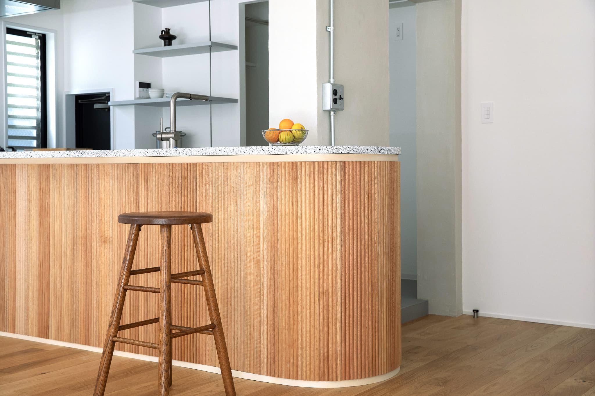 クラシックリブパネル チューブ L2550 無塗装 WL-WB015-17-G276 「チューブ 無塗装」を現場で裏面に切り込みを入れて、曲面に使用した事例