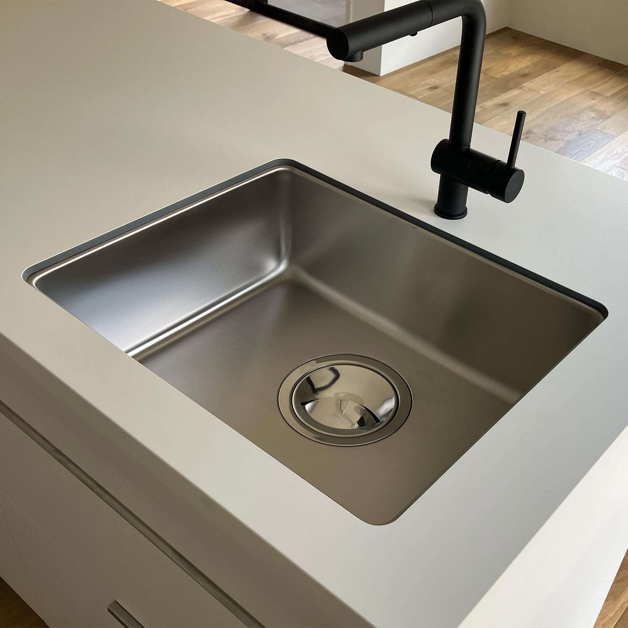 マットカラーのキッチン天板 コンロ＆スクエアシンク 見付20 KB-KC038-01-G321 シンクの縁はグレーの接着材になります※天板の色がブラックのみブラック