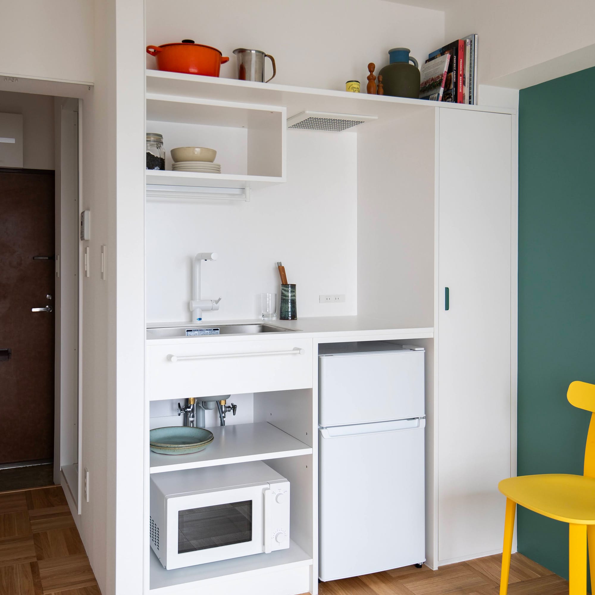 マットカラーのキッチン天板 コンロ＆スクエアシンク 見付20 KB-KC038-01-G321 「スクエアシンク 見付20」 ホワイトと「ハンドホース水栓 アングル混合栓 シャワー切替 ホワイト」の事例。シンクW520使用（写真提供：mentha）