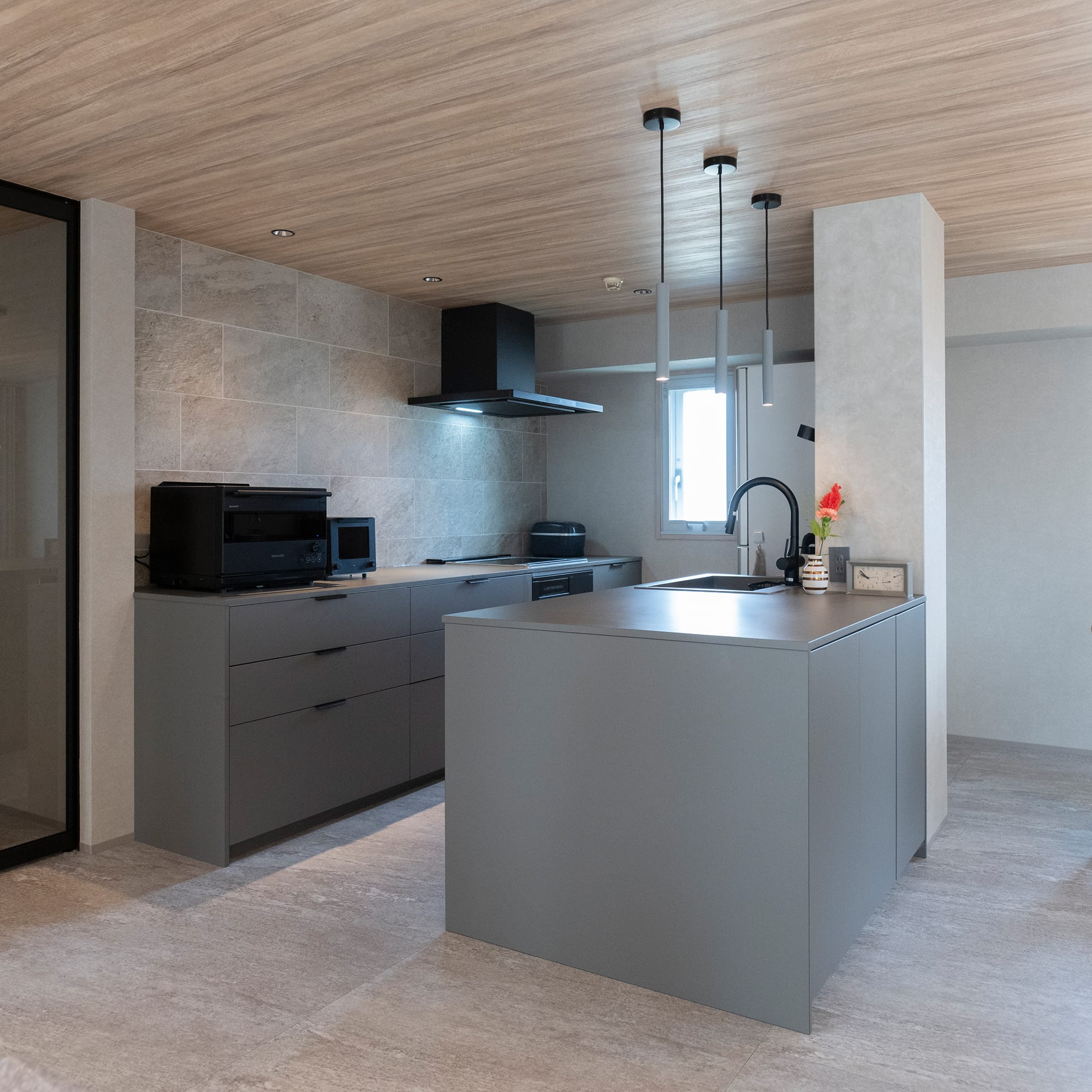 マットカラーのキッチン天板 コンロ＆クォーツシンク 見付40 KB-KC038-08-G324 「クォーツシンク シングル／コンロ 見付20」のグレー。キッチン扉も同色で製作（写真提供：ゼロリノベ、設計：然）