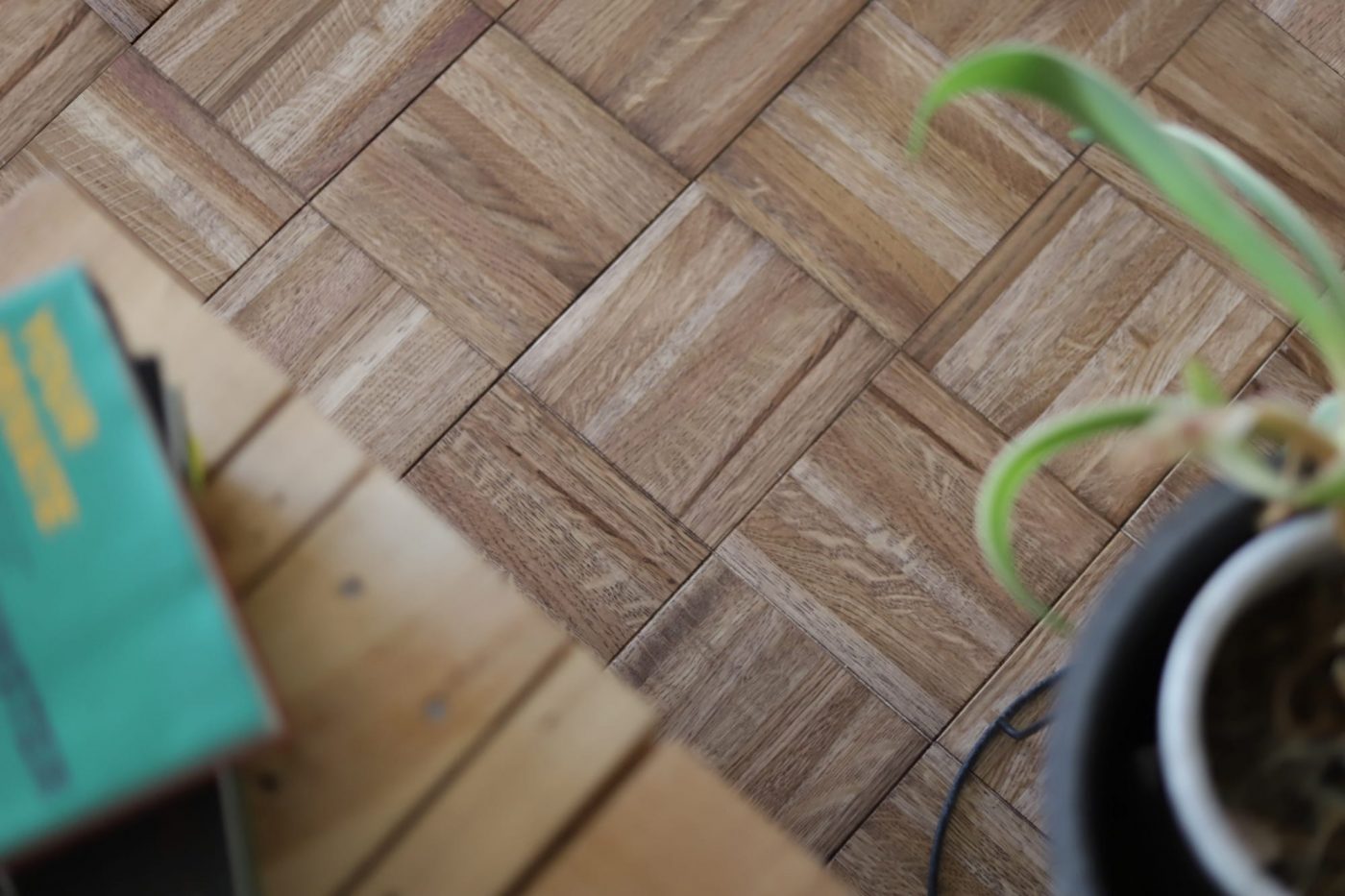 チェッカーパーケット オーク/無塗装（ケース） FL-FL025-01-G141 ルビオモノコート ブラウンで着色した事例