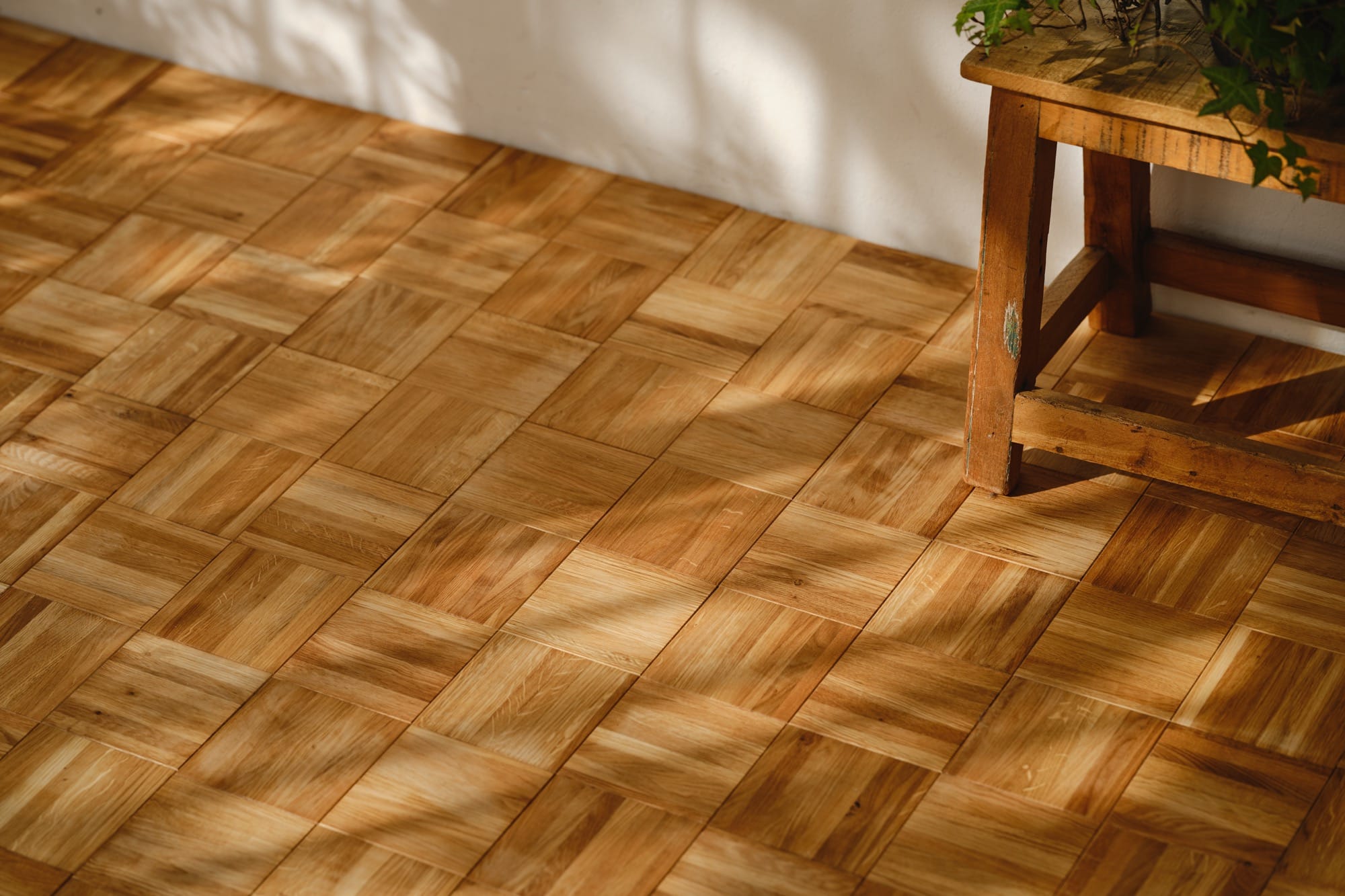 チェッカーパーケット オーク/無塗装（ケース） FL-FL025-01-G141 クリア塗装仕上げした事例（撮影：Yusuke Uchida）