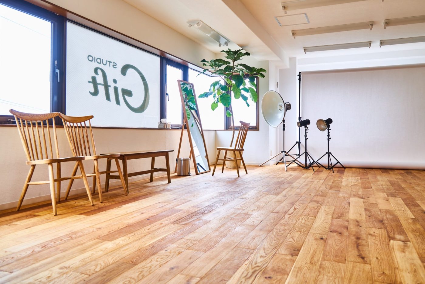 イージーロックフローリング オーク120/無塗装 FL-FL021-04-G141 写真館での使用事例（無塗装にルビオモノコート ピュアを塗装）