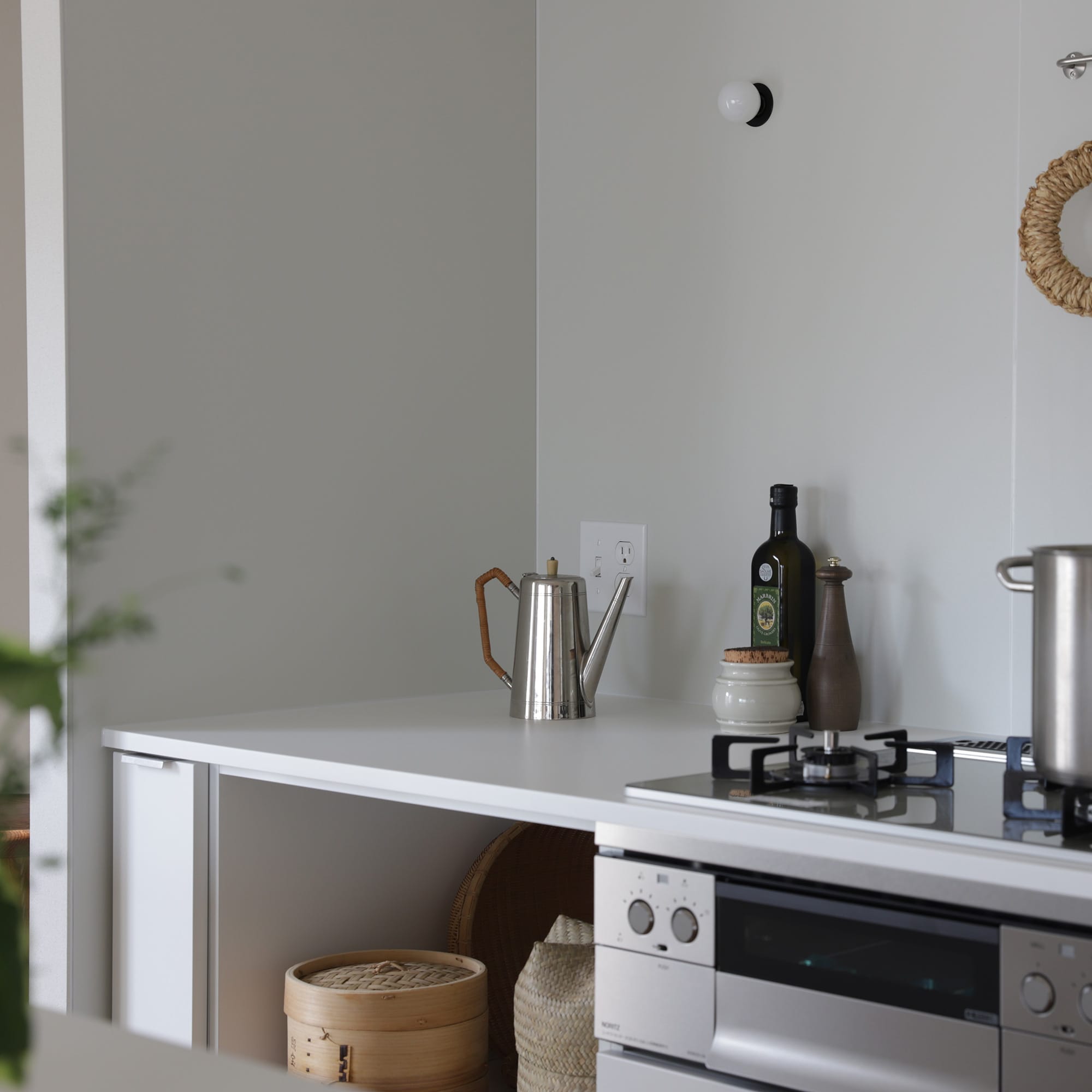 マットカラーのキッチン天板 コンロ＆スクエアシンク 見付20 KB-KC038-01-G321 「コンロ 見付20」 オフホワイト。天板下部は「ユニキッチンシステム」と組み合わせた事例