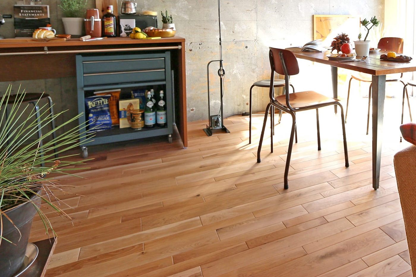 ソリッドオークフローリング オーク90/無塗装 FL-FL012-04-G111 無塗装の幅3種類をミックス貼りにして、オスモのフロアーカラー ナチュラルを塗った事例