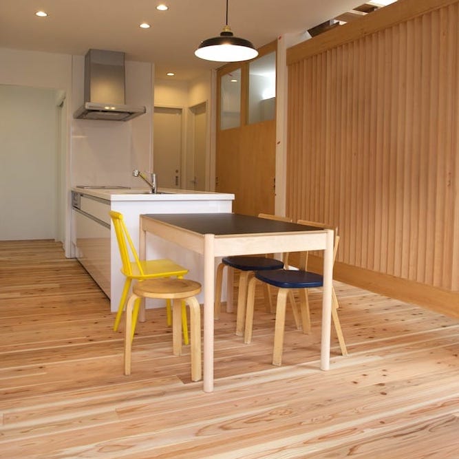 間伐材フローリング スギ15mm厚 FL-FL003-02-G009 スギにオスモカラー クリアを塗装した事例（写真提供：平成開発株式会社）