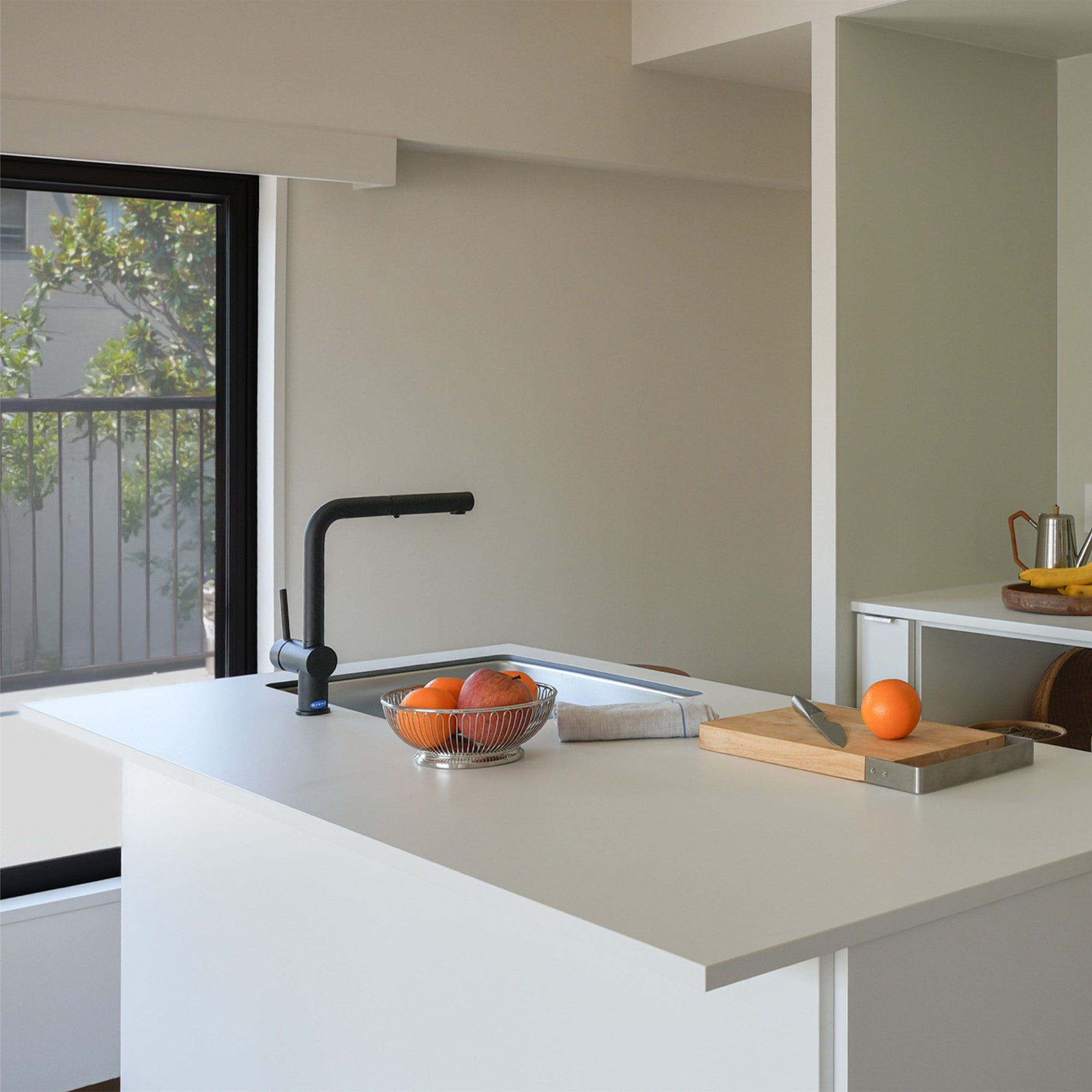 マットカラーのキッチン天板 スクエアシンク 見付20 KB-KC038-04-G321 「スクエアシンク 見付20」オフホワイト。アイラインド型で使った事例