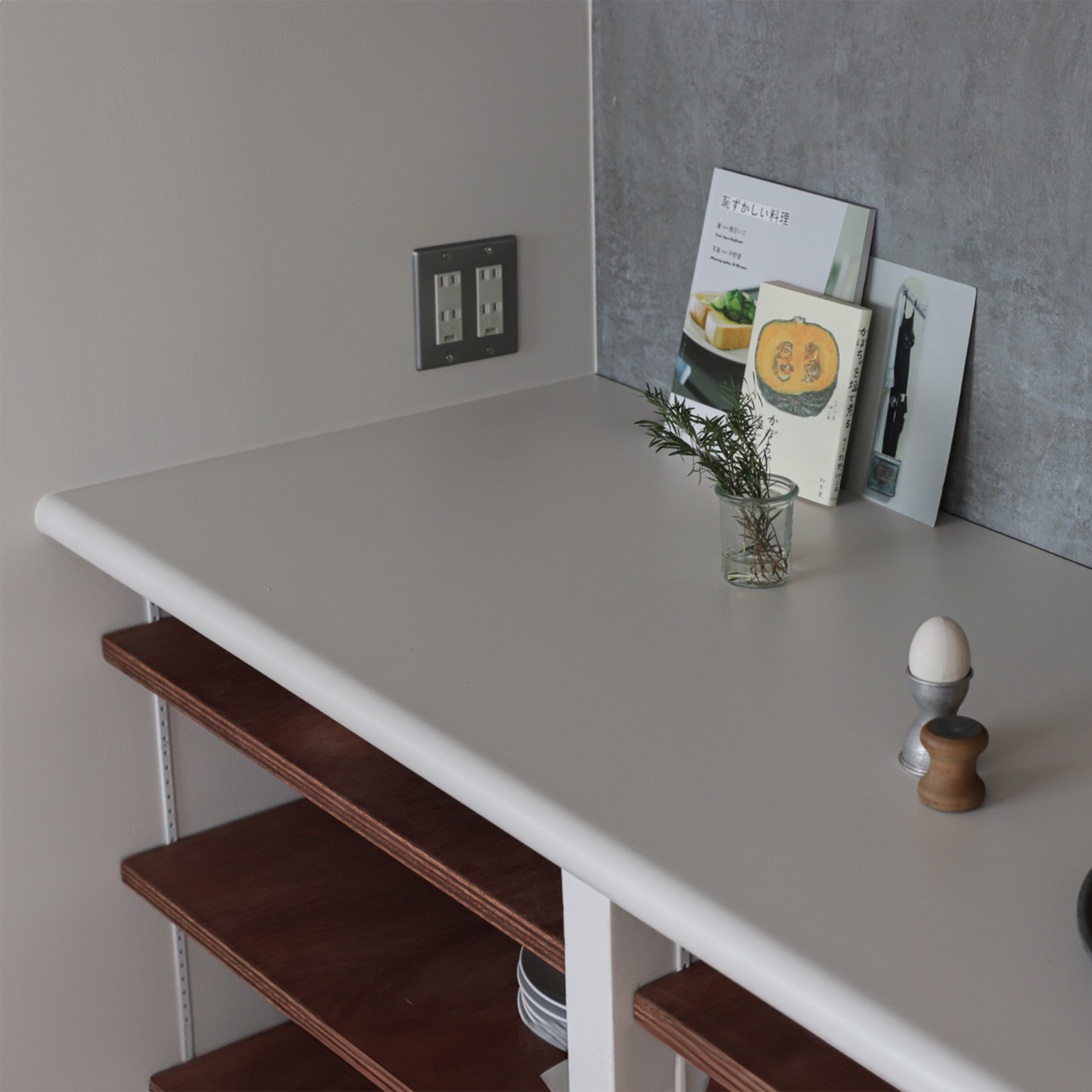 マットカラーのキッチン天板 コンロ＆スクエアシンク 見付40 KB-KC038-07-G324 「フラット 見付40」 ホワイトベージュ。作業台としての使用事例