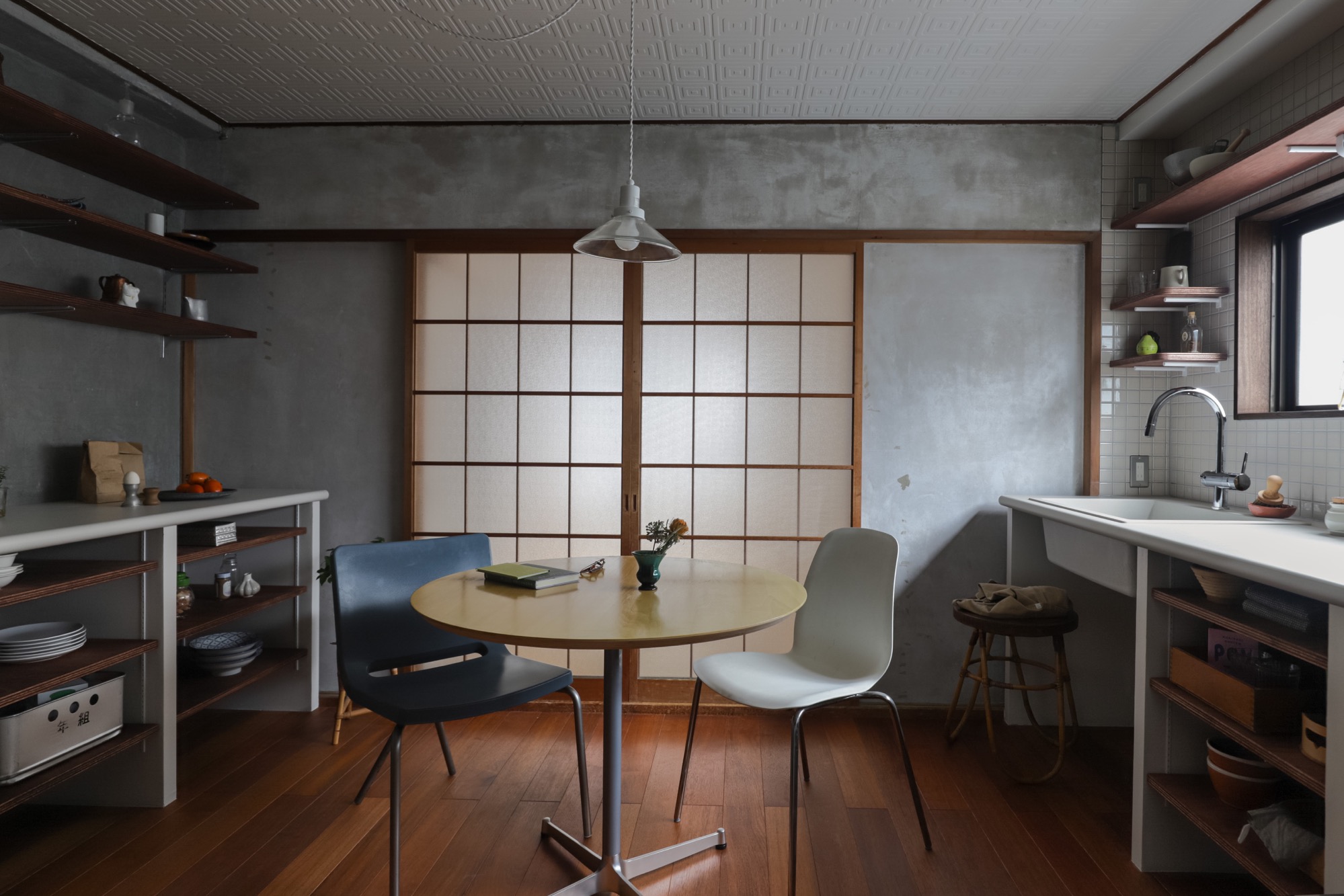 マットカラーのキッチン天板 コンロ＆クォーツシンク 見付40 KB-KC038-08-G324 キッチン側に「コンロ&クォーツシンク見付40」、作業台側に「フラット見付40」を組み合わせた事例