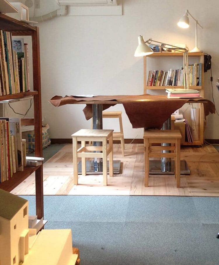 無垢床タイル スギ FL-OT003-01-G129 一部分に敷くだけで、くつろげるスペースに