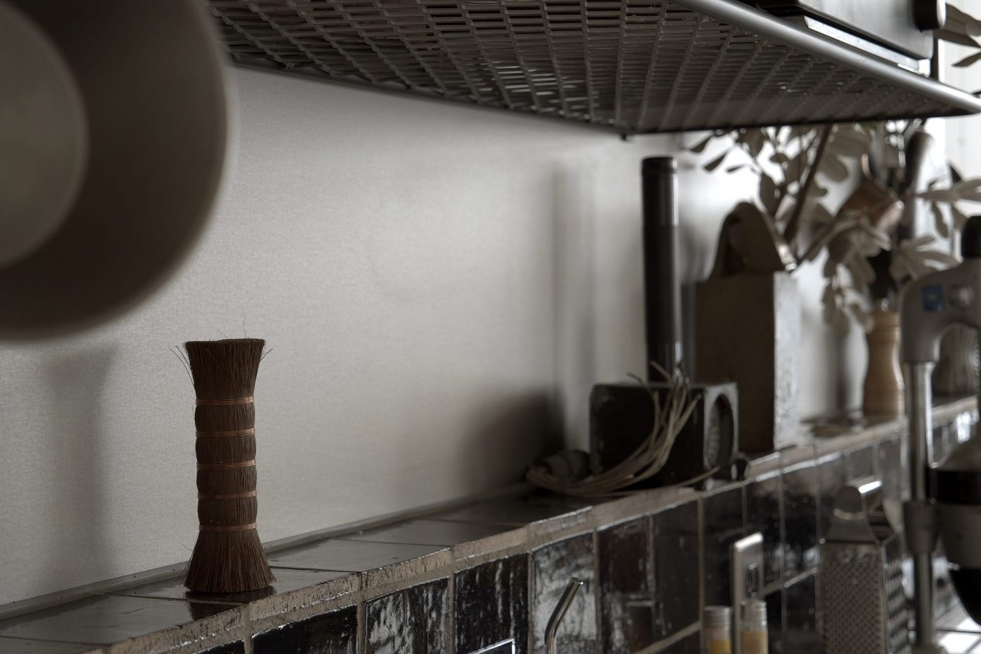 塗装のキッチンパネル チタンシルバー KB-OT001-02-G248 樹脂性の基材の上にきめ細かい塗装の粒子が吹き付けられています