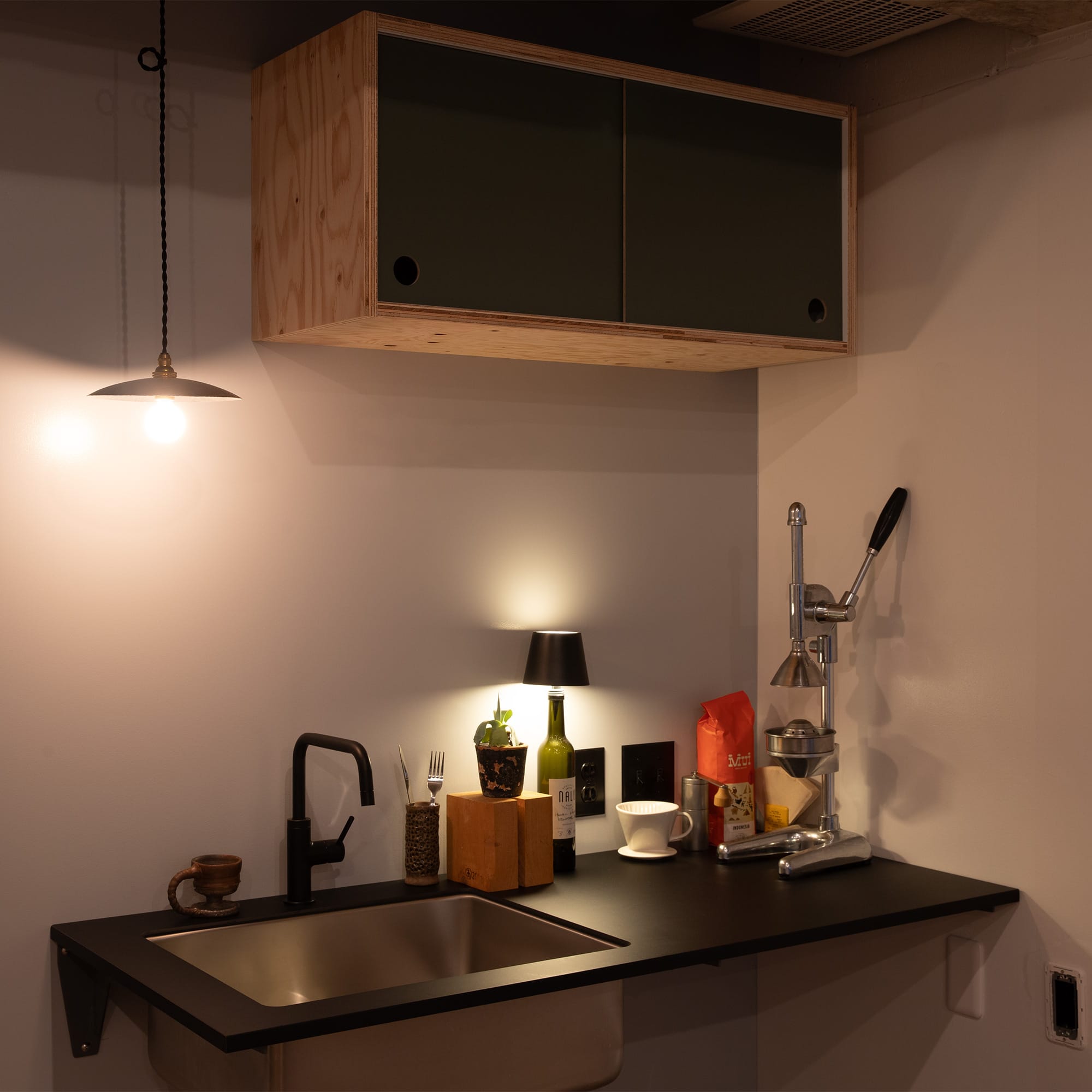 キッチン・洗面水栓 ベントネック混合栓 ブラック KB-PT002-21-G141 「マットカラーのキッチン天板」との組み合わせ