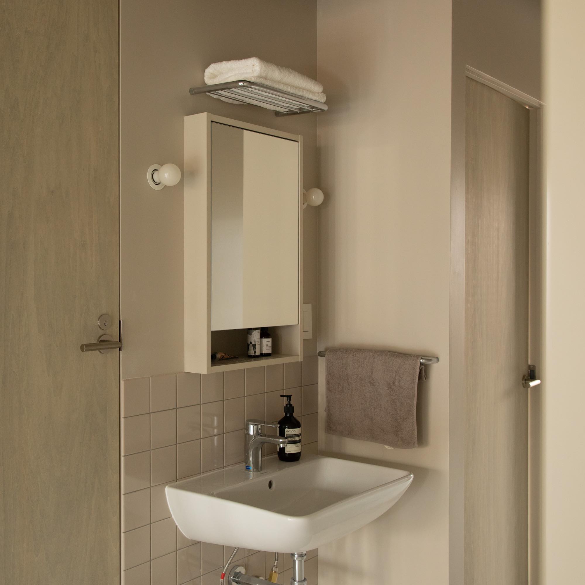 クロップドミラーキャビ サンド W460 KB-AC025-21-G173 ミラーを少し壁に埋め込んで設置した事例（サンドW460）