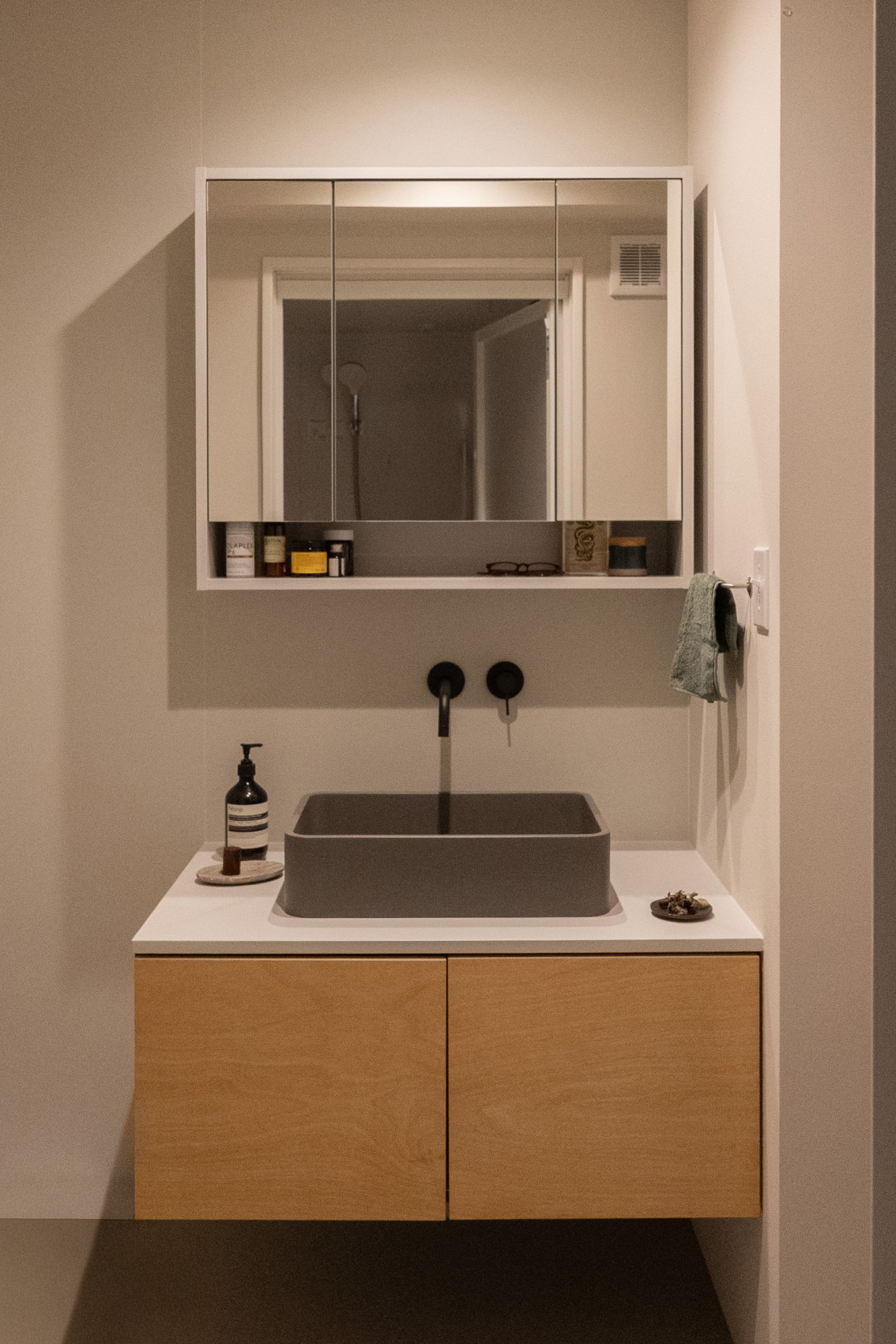 クロップドミラーキャビ グレー W850 KB-AC025-15-G173 壁の色に合わせてミラーも同系統の色でまとめた事例（ライトグレーW850）