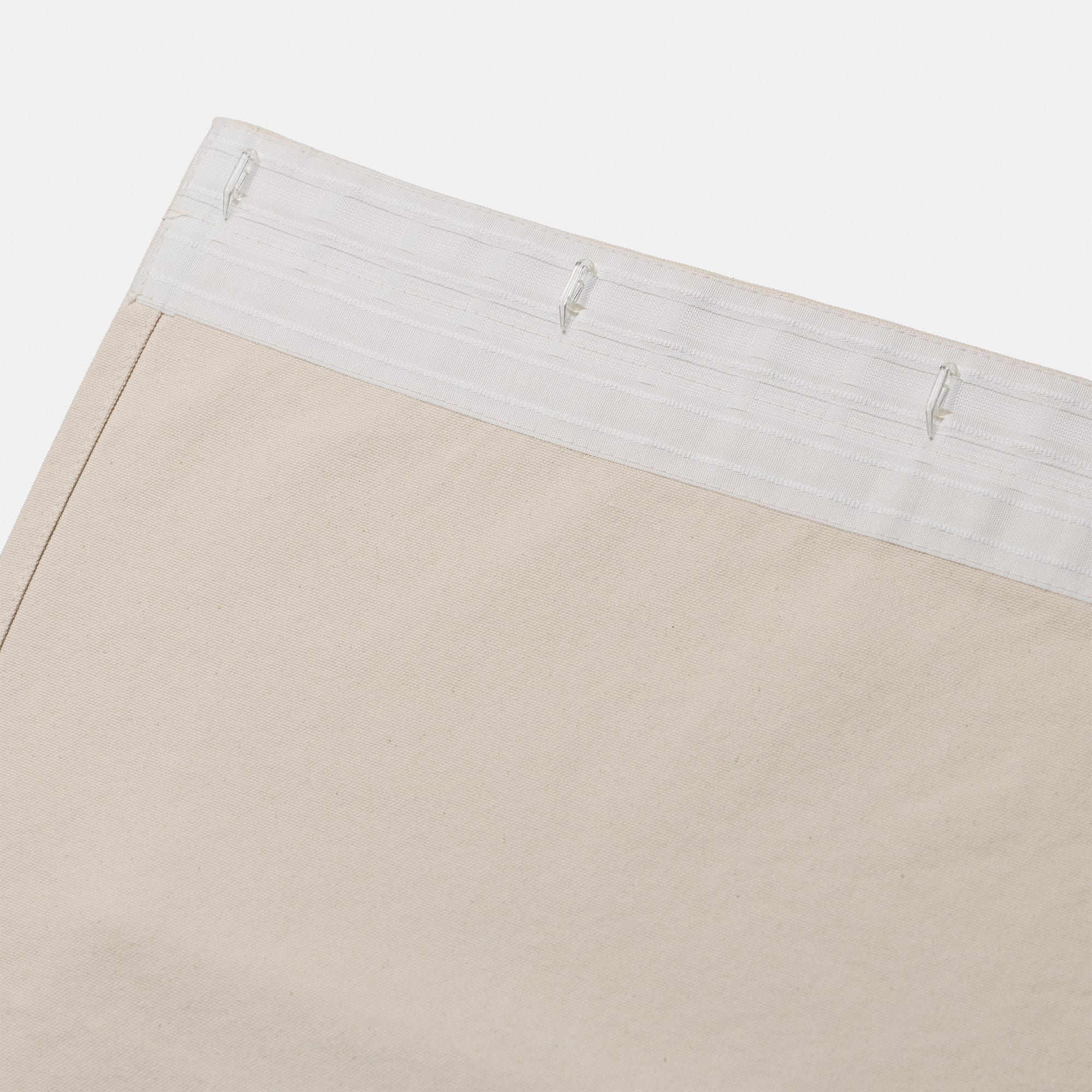 帆布カーテン フラット スタイル アイボリー DW-CB008-01-G114 上部の裏側。プラスチックフックが付属します。（写真は天井付の位置にフックがついています）