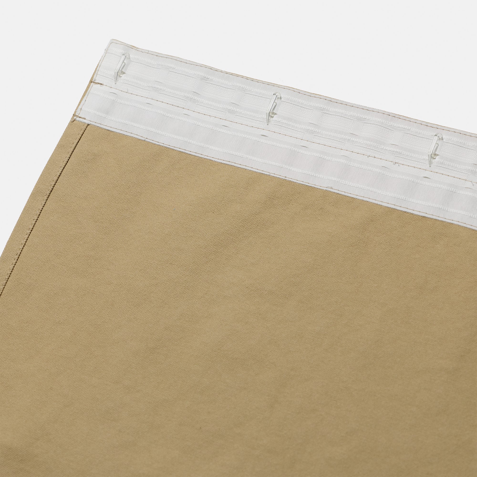 帆布カーテン フラット スタイル ベージュ DW-CB008-03-G114 上部の裏側。プラスチックフックが付属します。（写真は天井付の位置にフックがついています）