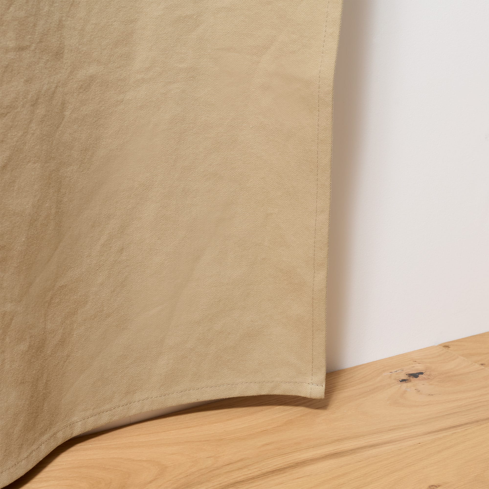 帆布カーテン ハトメ スタイル ベージュ DW-CB008-04-G114 裾は折り返しを少なくし、ウェイトはあえて無くしています