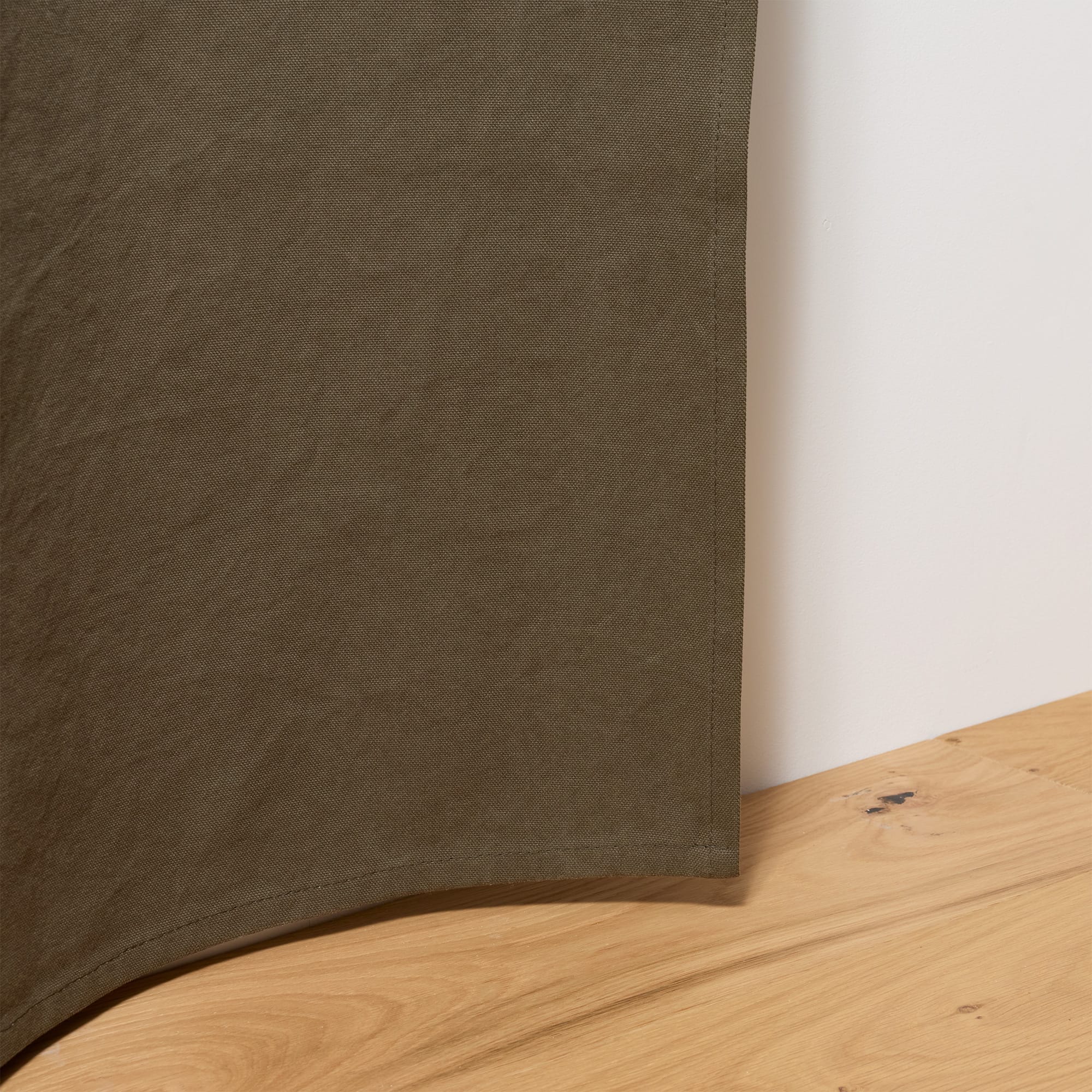 帆布カーテン ハトメ スタイル オールドカーキ DW-CB008-06-G114 裾は折り返しを少なくし、ウェイトはあえて無くしています