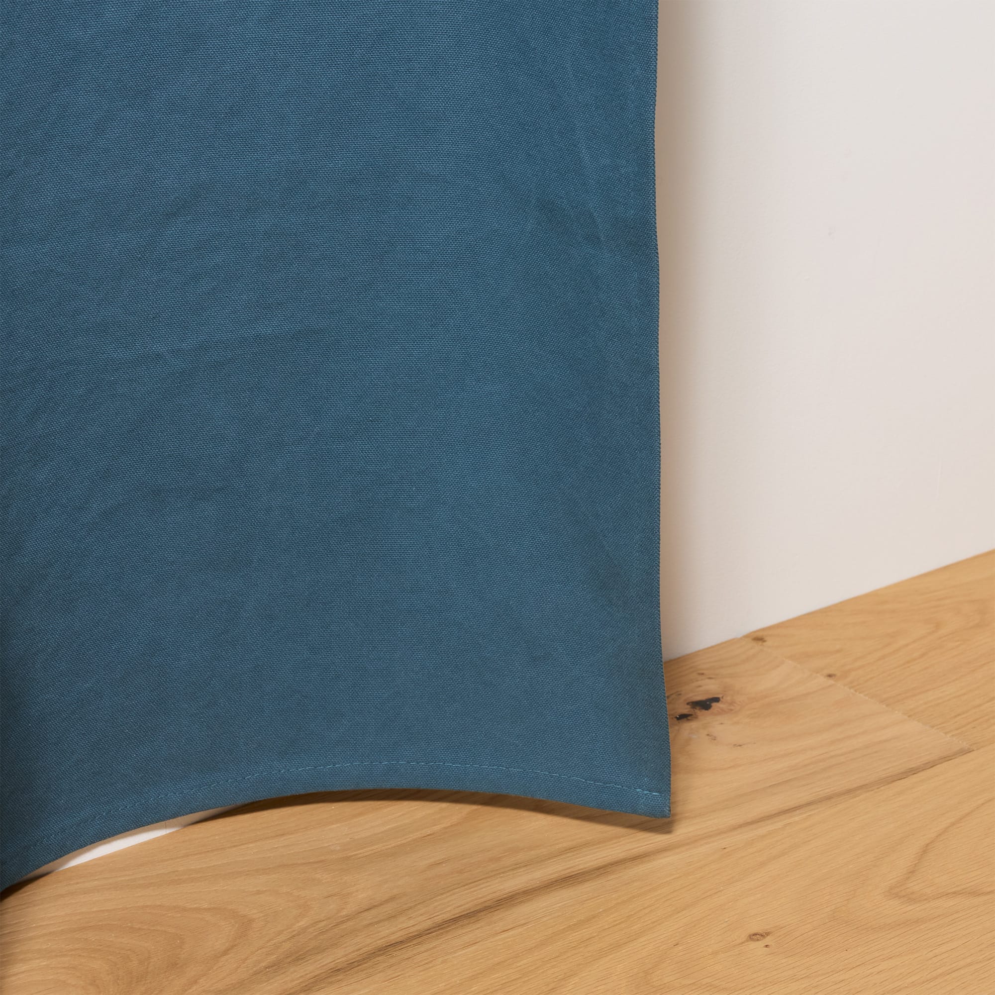 帆布カーテン フラット スタイル スモークブルー DW-CB008-07-G114 裾は折り返しを少なくし、ウェイトはあえて無くしています